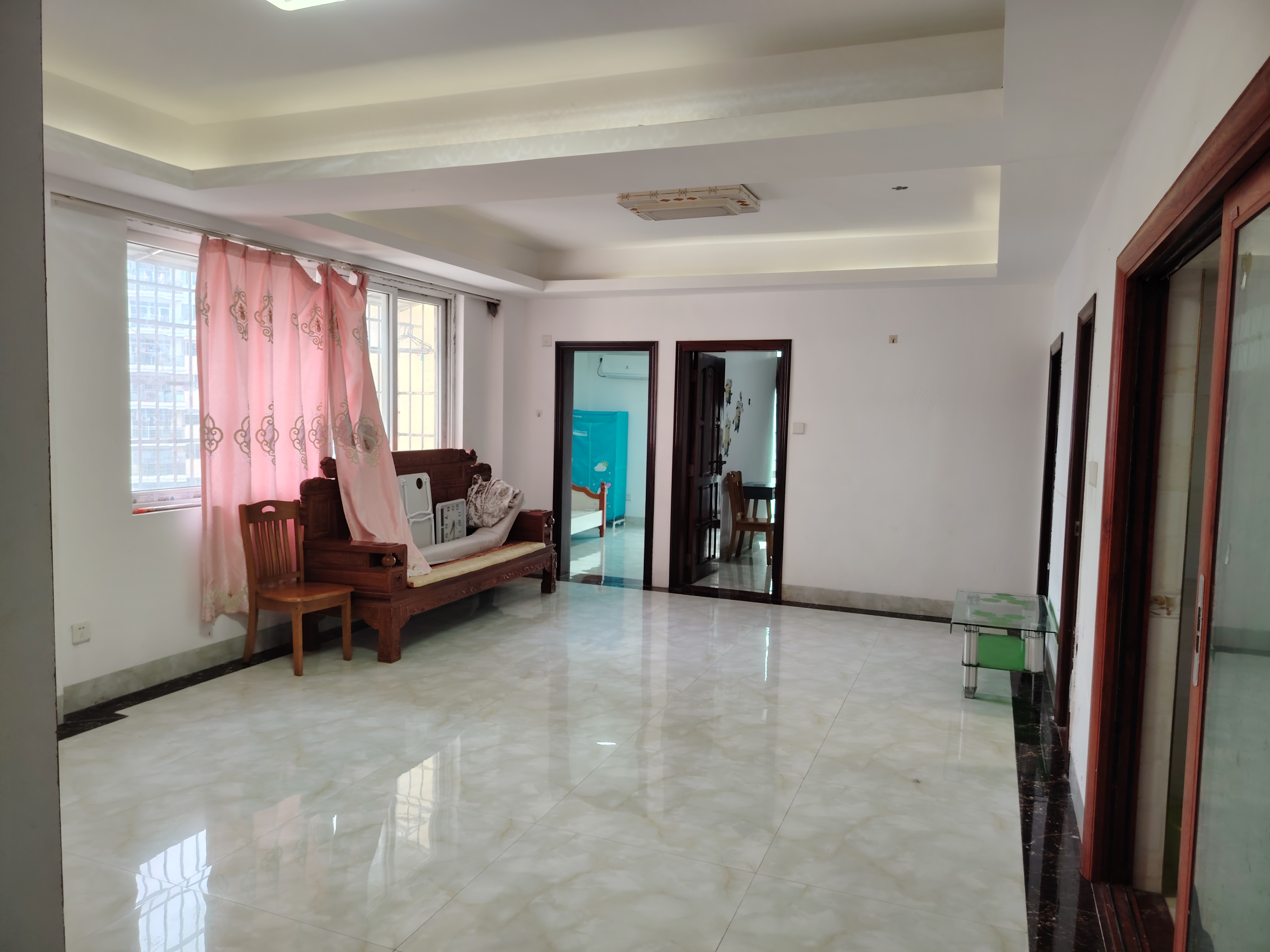 中城广场  3室2厅1卫    2400.0元/月