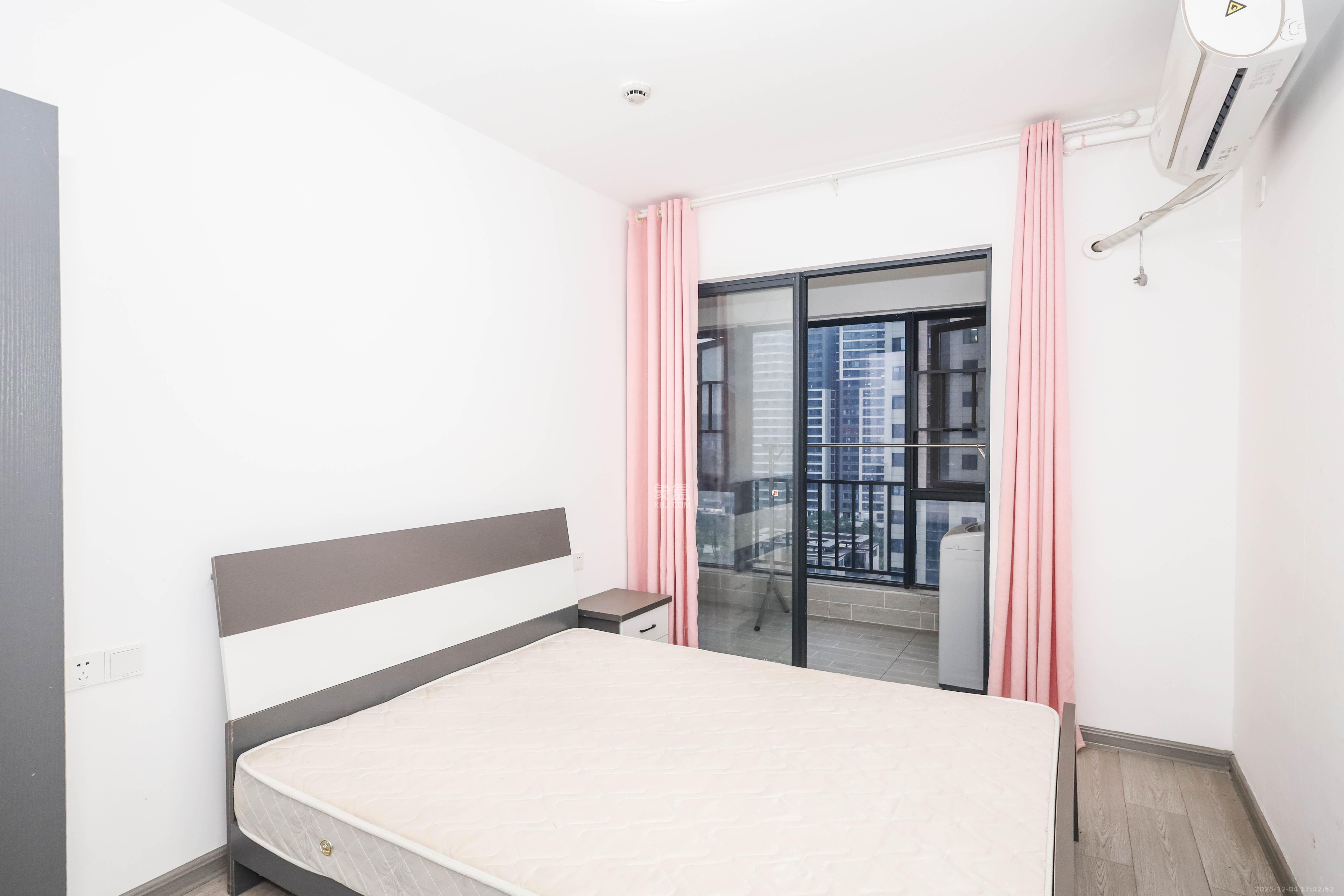 南山梅溪一方  3室2厅2卫    115.0万卧室