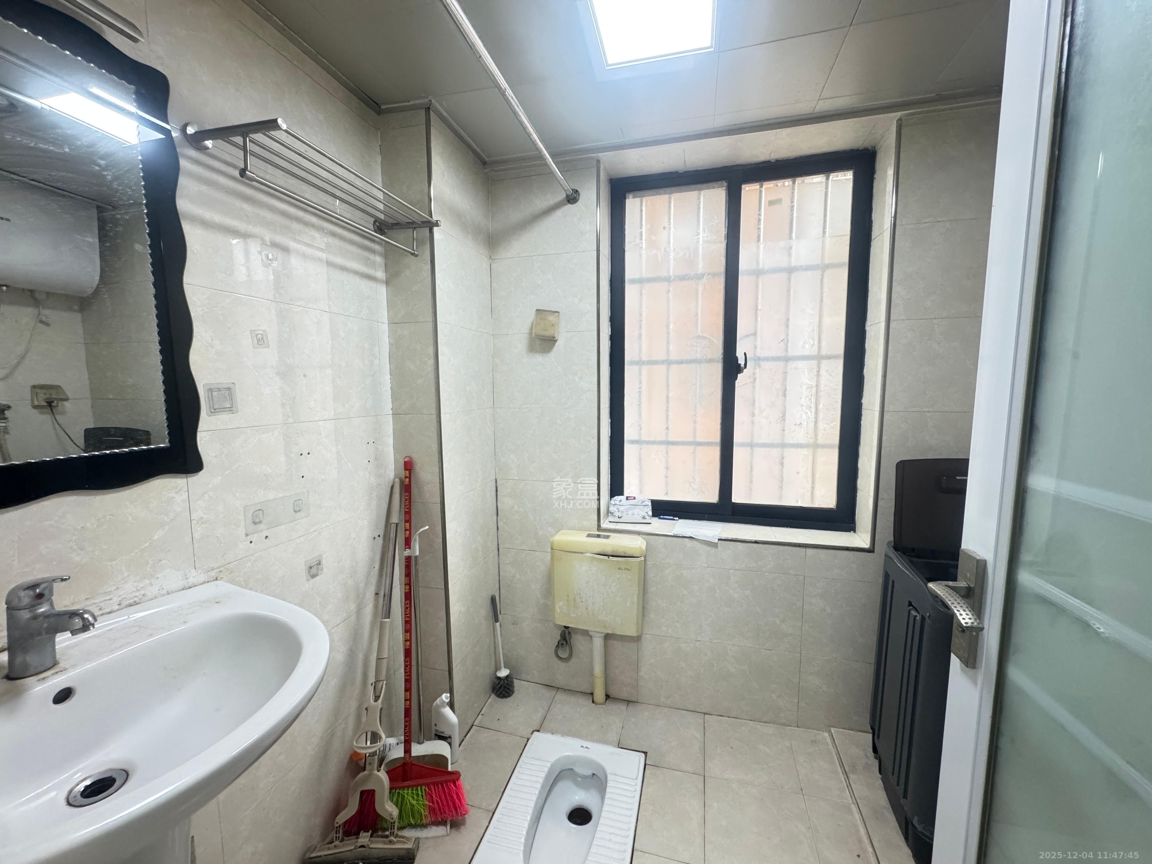 山水华景  1室1厅1卫    1200.0元/月室内图