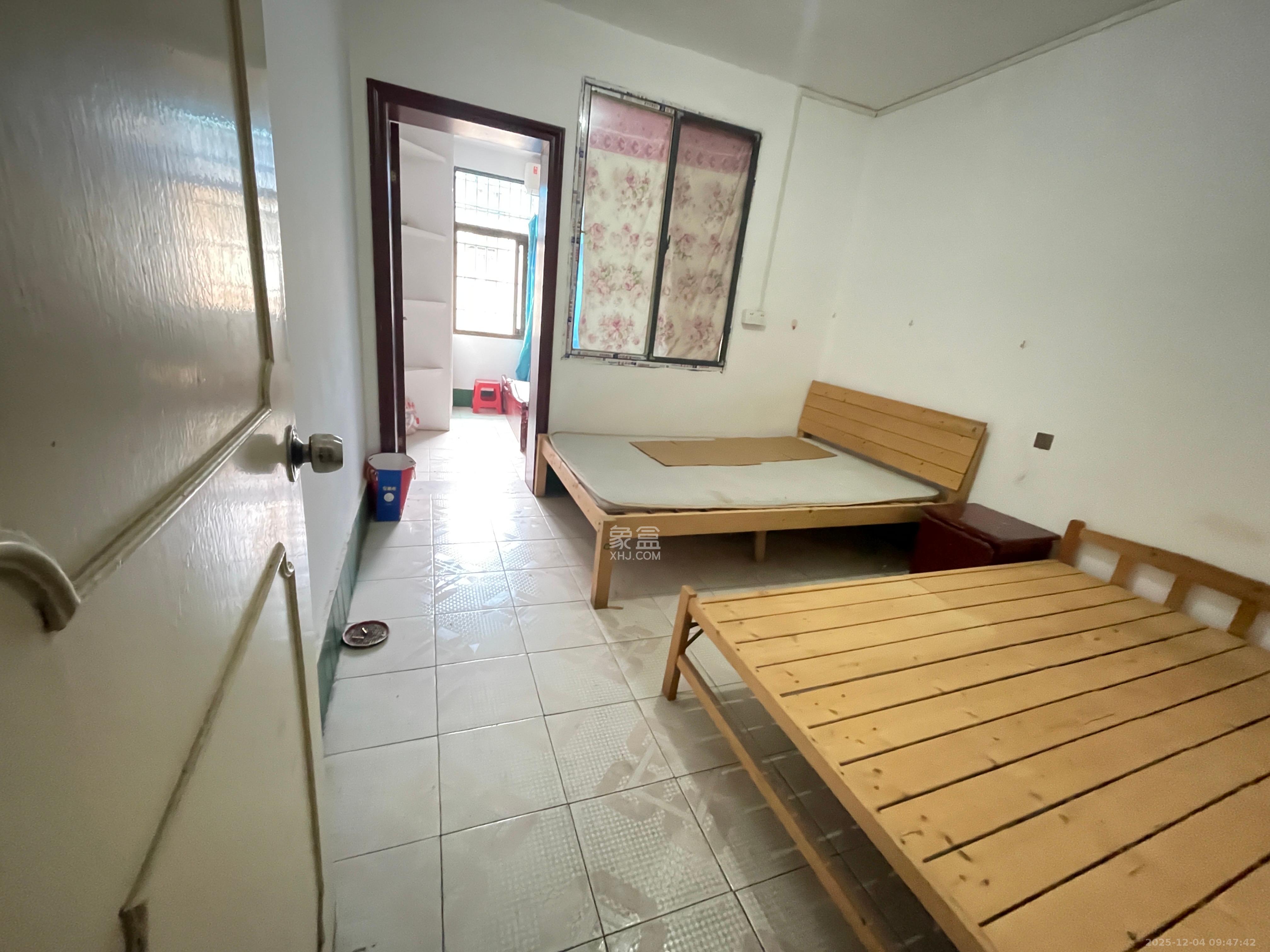 牛婆塘社区 4室2厅1卫 1600.0元/月 牛婆塘社区 4室2厅1卫 1600.0元/月室内图