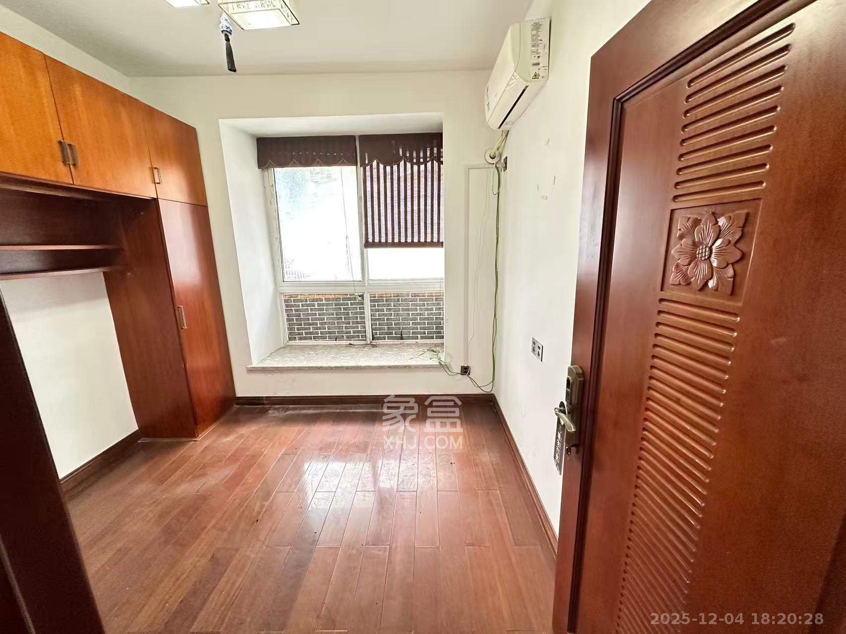 静园山庄 5室2厅3卫 5000.0元/月 静园山庄 5室2厅3卫 5000.0元/月室内图