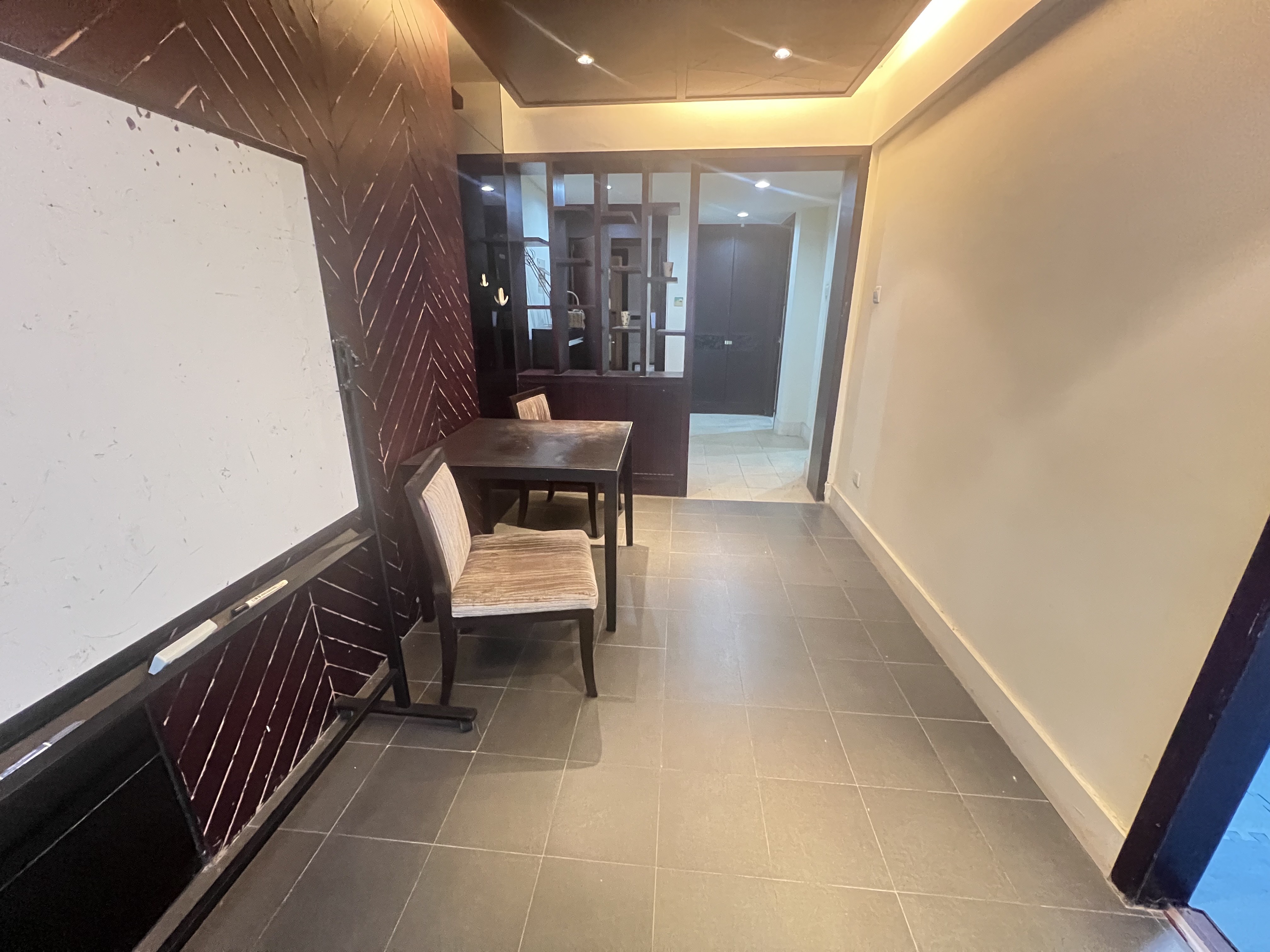 宝华海景  1室2厅1卫    120.0万客厅