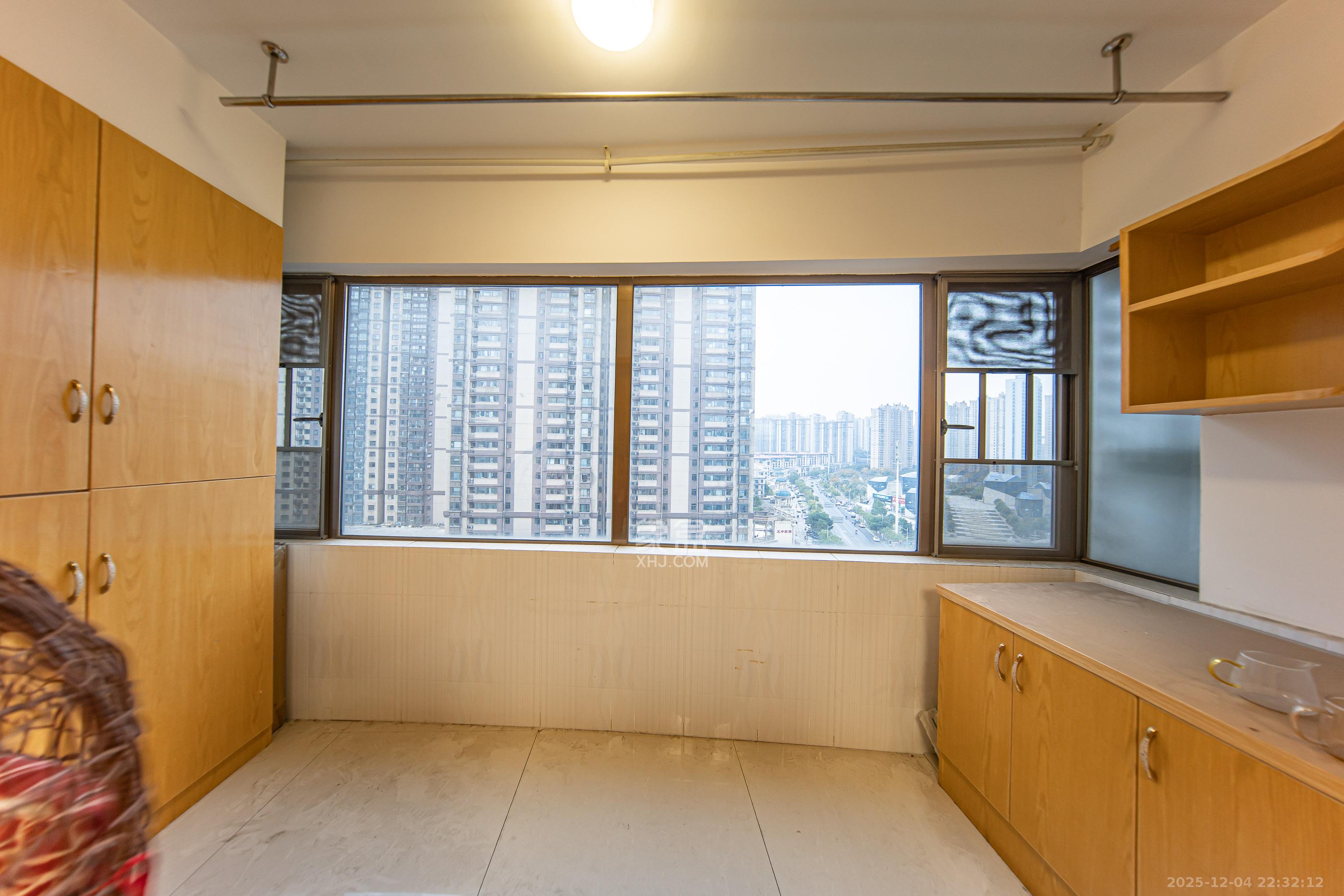 江山帝景哈佛  3室2厅1卫    68.0万阳台