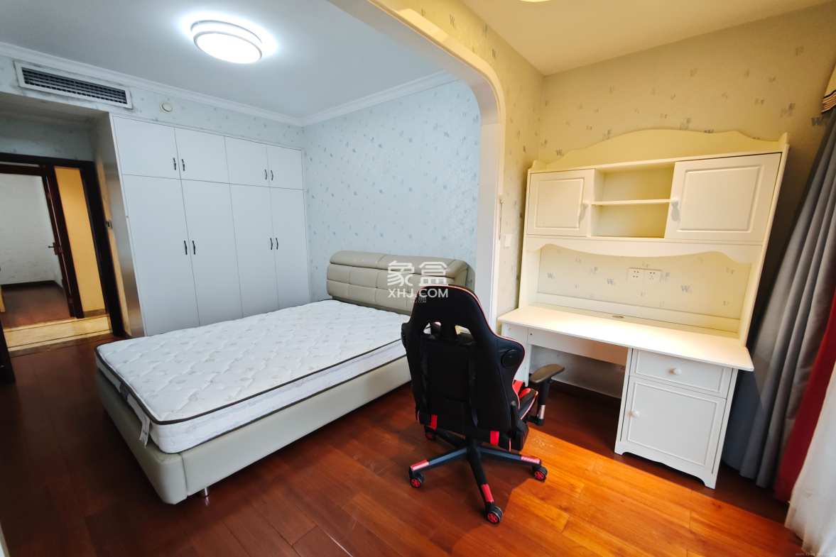 京武浪琴山一、二期 4室2厅2卫 12000.0元/月 京武浪琴山一、二期 4室2厅2卫 12000.0元/月室内图