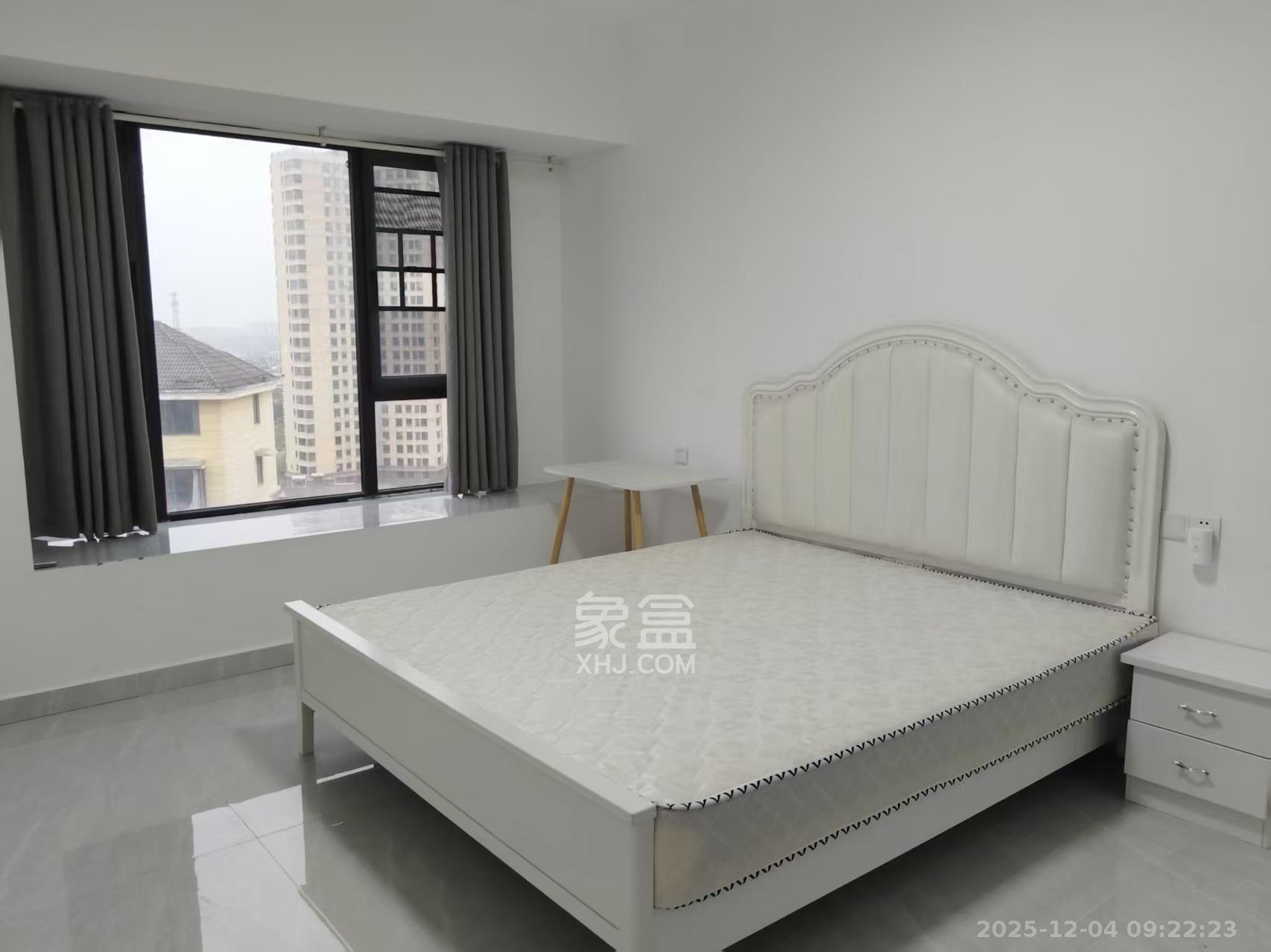 蓝光雍锦半岛  3室2厅2卫    3500.0元/月室内图