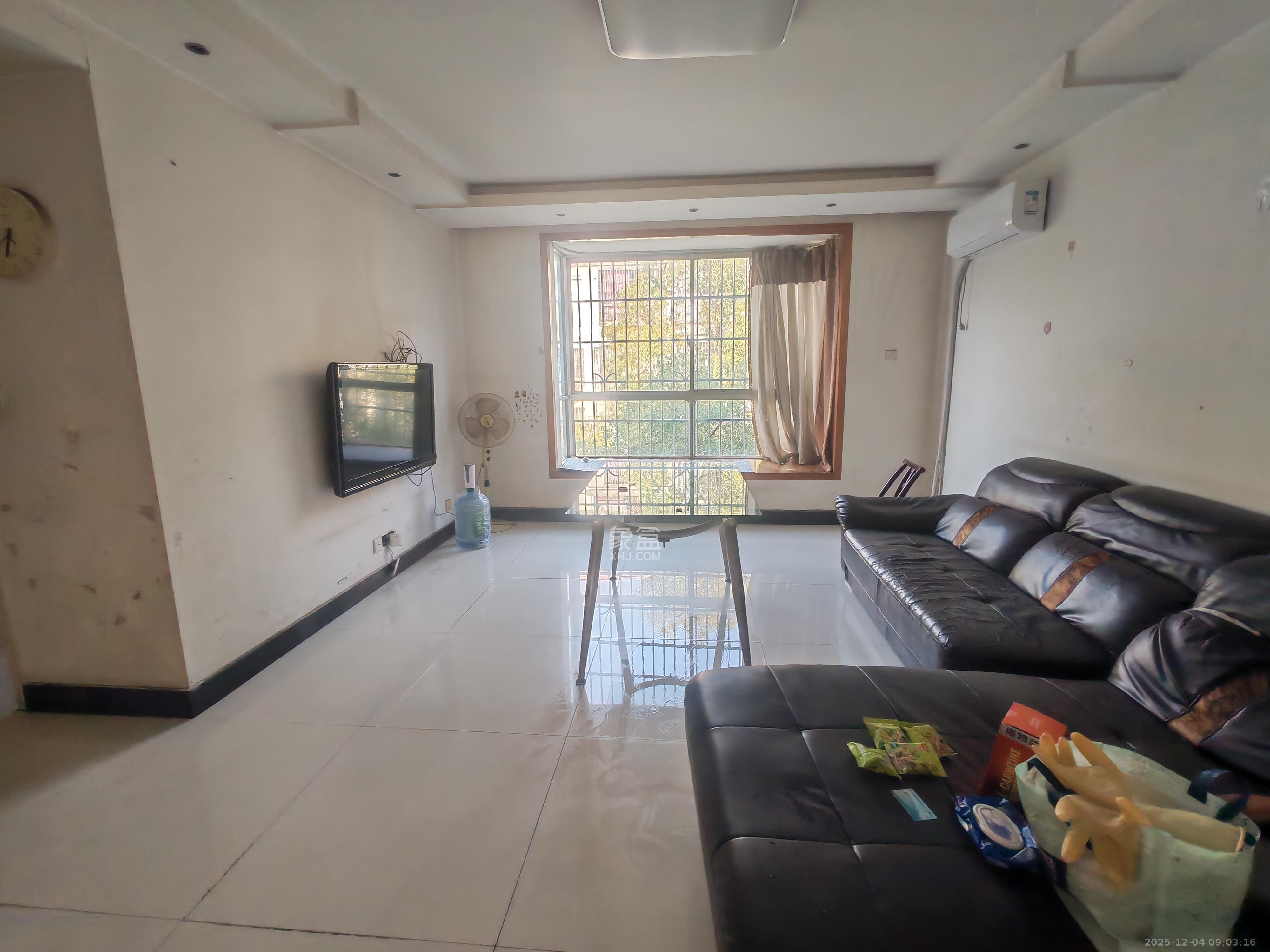 新星小区  3室2厅2卫    1300.0元/月