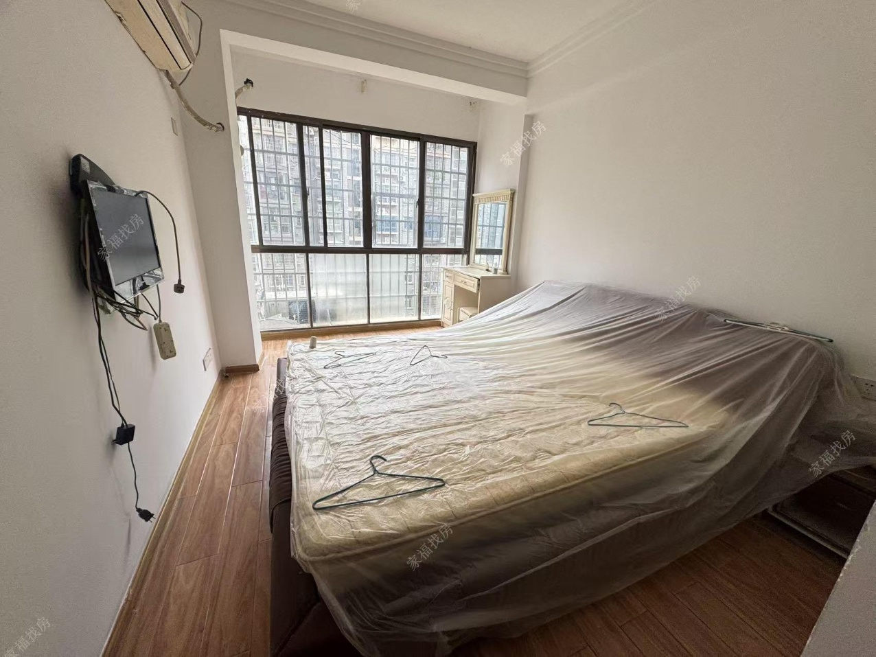 宏谊铭苑 3室2厅2卫 60.0万 宏谊铭苑 3室2厅2卫 60.0万客厅