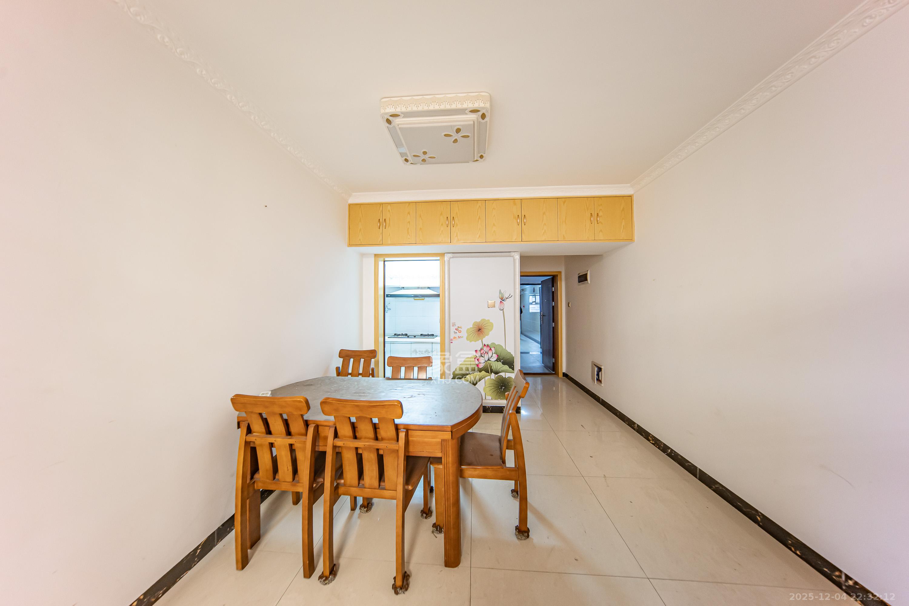 江山帝景哈佛  3室2厅1卫    68.0万客厅