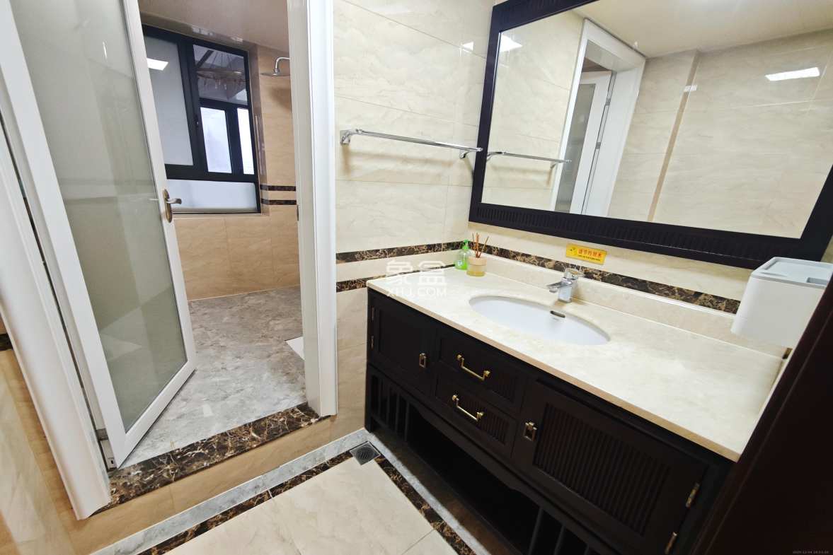 京武浪琴山一、二期 4室2厅2卫 12000.0元/月 京武浪琴山一、二期 4室2厅2卫 12000.0元/月室内图