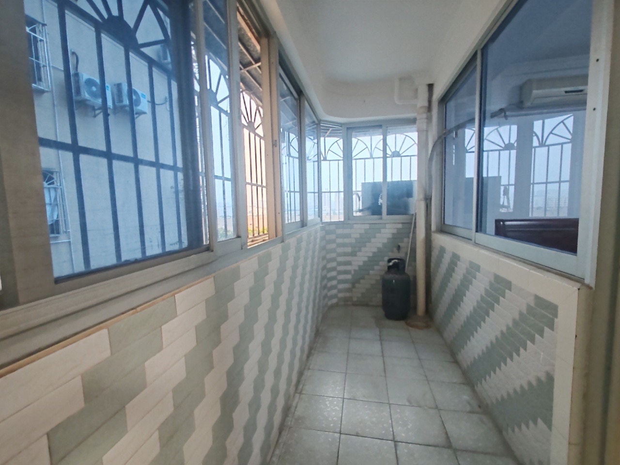 京江花园  3室2厅2卫    128.0万客厅