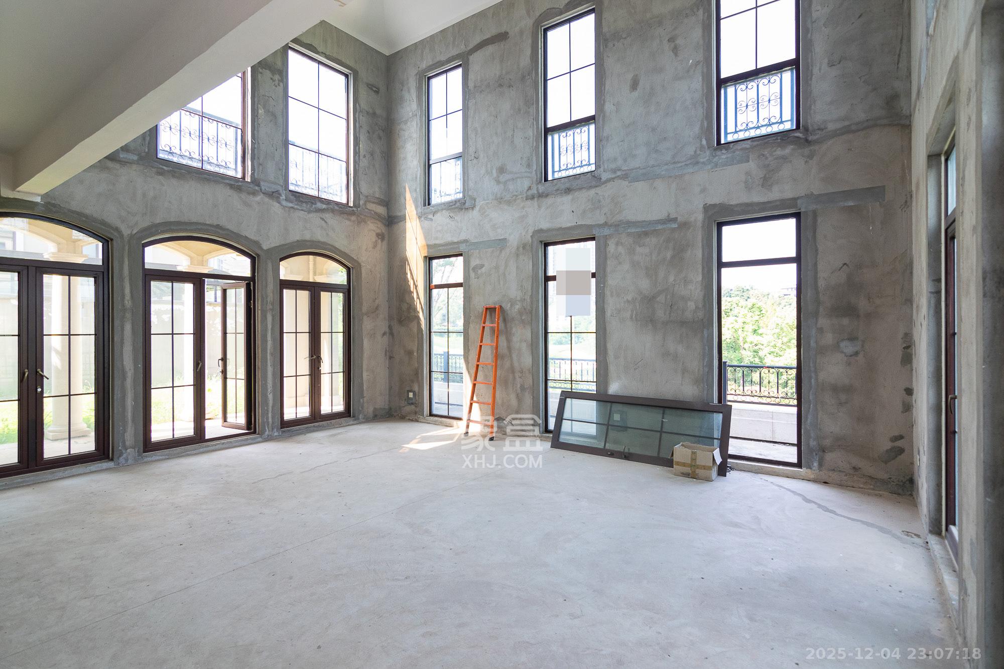 绿城高尔夫小镇  6室2厅2卫    1200.0万