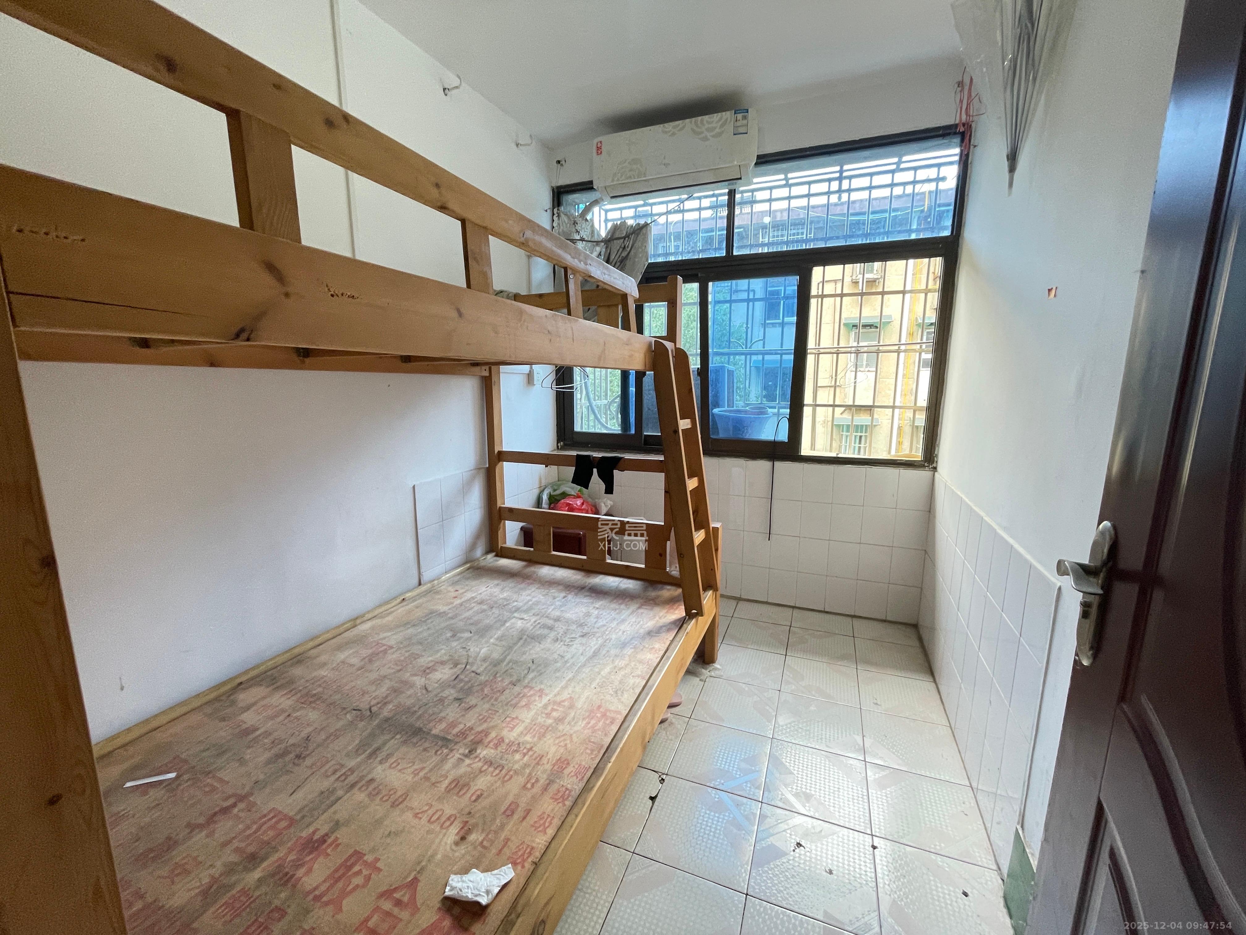 牛婆塘社区  4室2厅1卫    1600.0元/月室内图