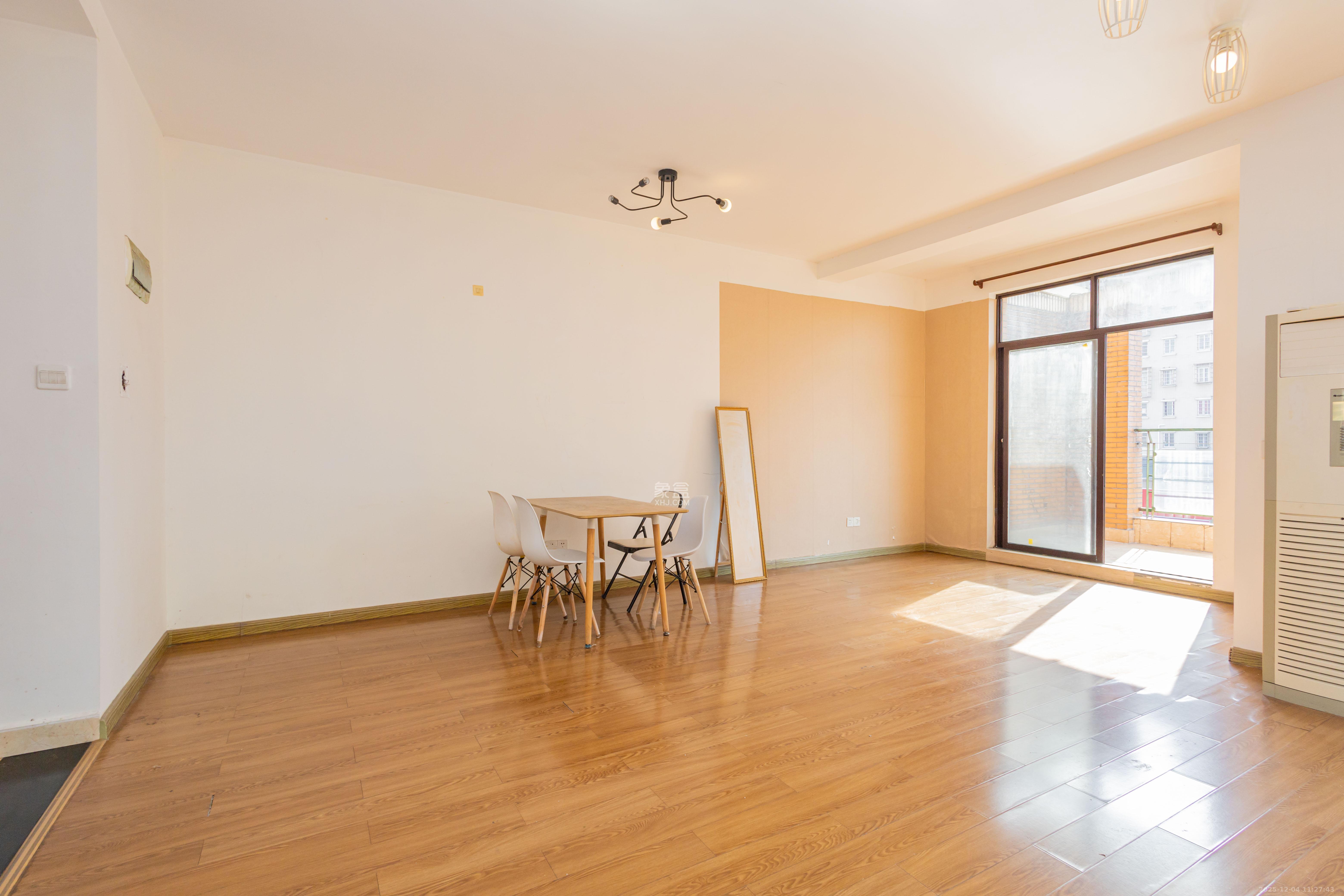 东业早安星城  3室2厅2卫    66.8万客厅