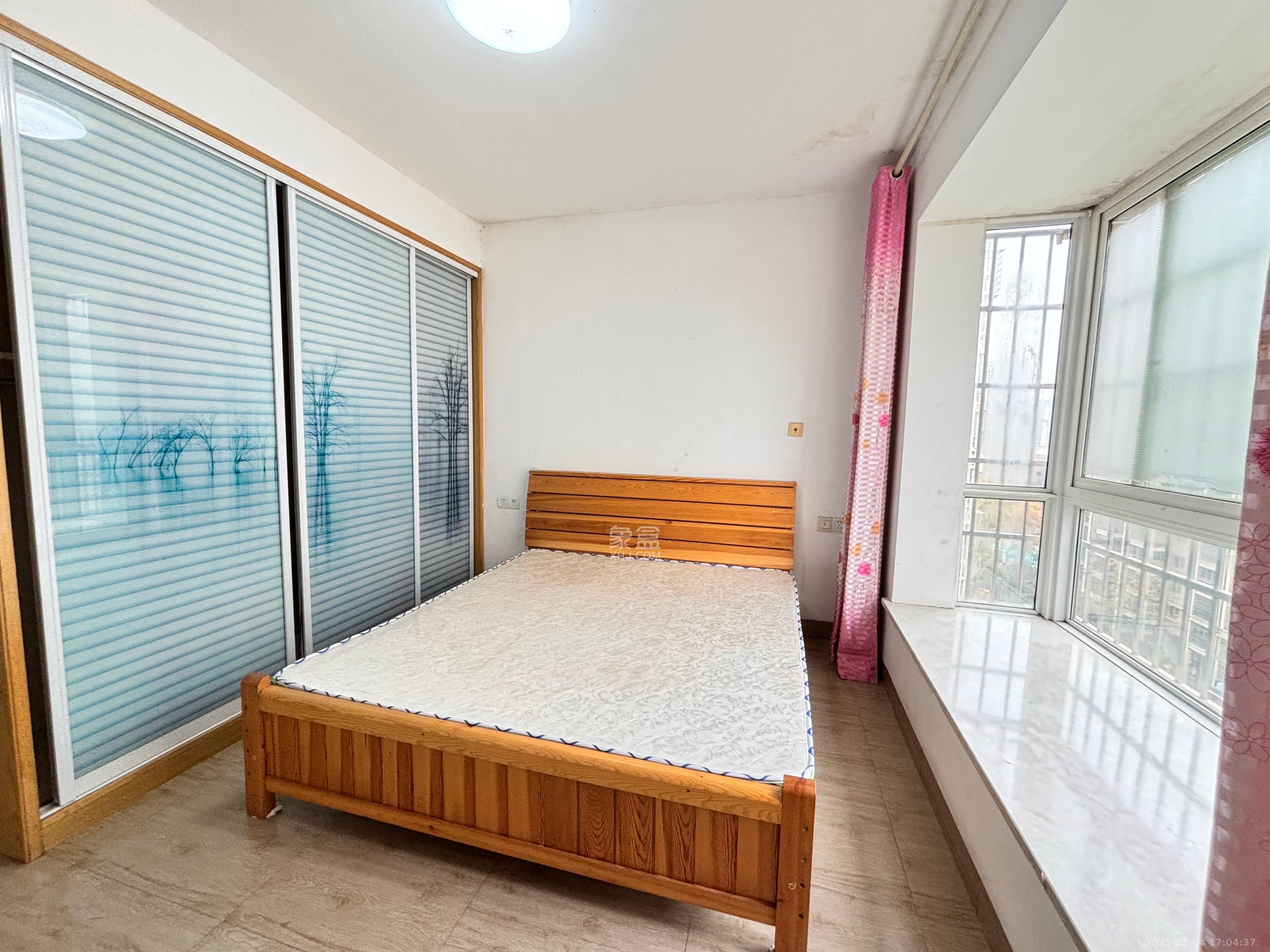 和润园一、二期 3室2厅1卫 2000.0元/月 和润园一、二期 3室2厅1卫 2000.0元/月室内图