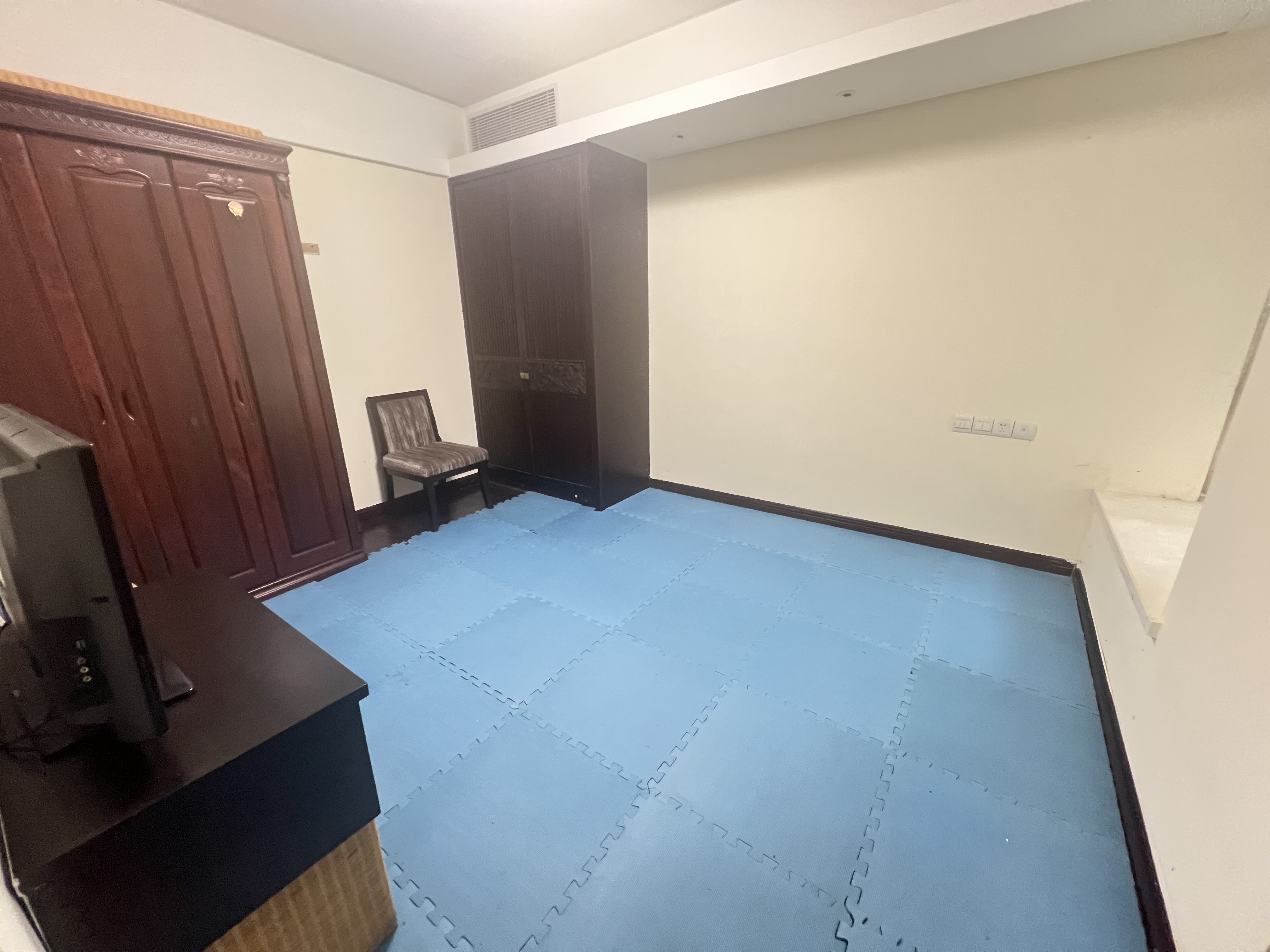 宝华海景  1室2厅1卫    120.0万客厅