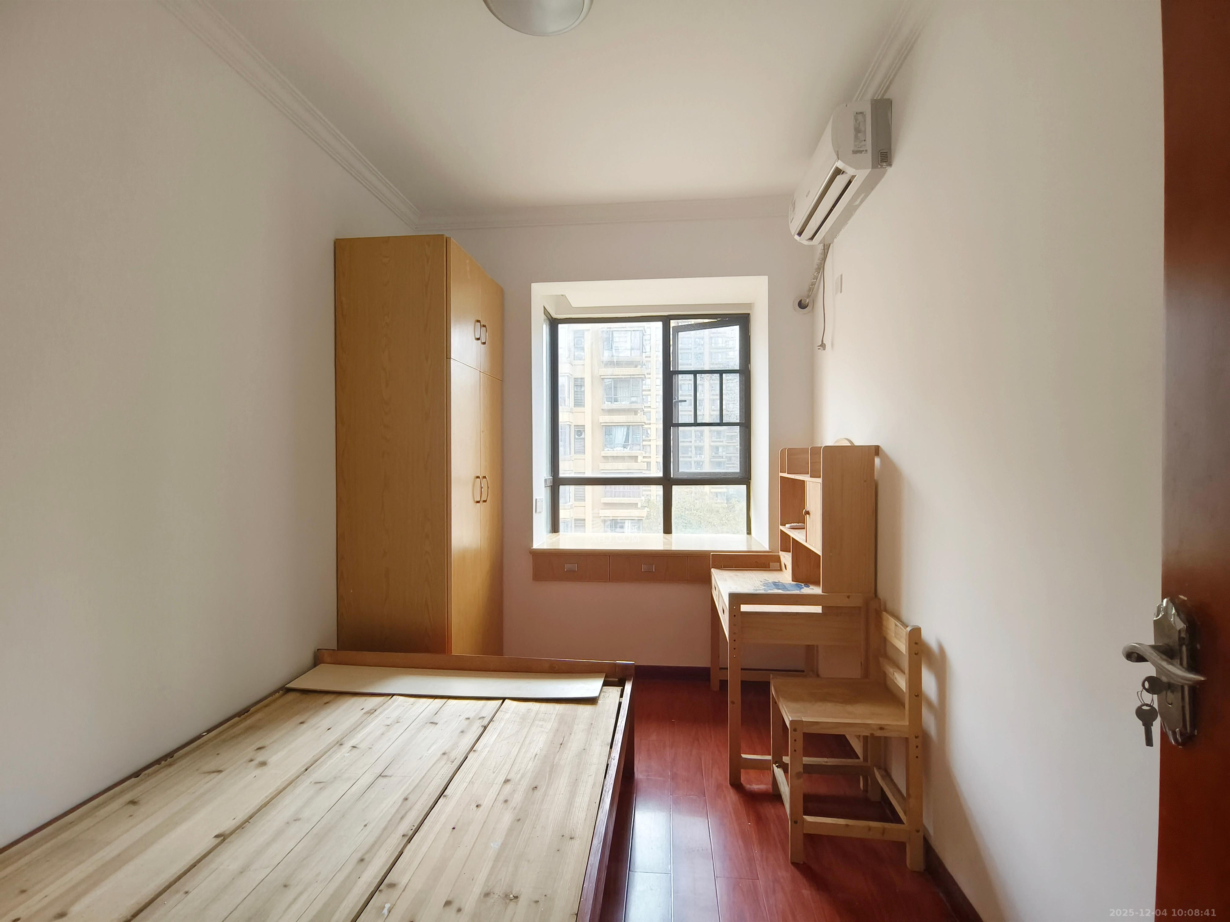 山语城二期  1室2厅2卫    2000.0元/月