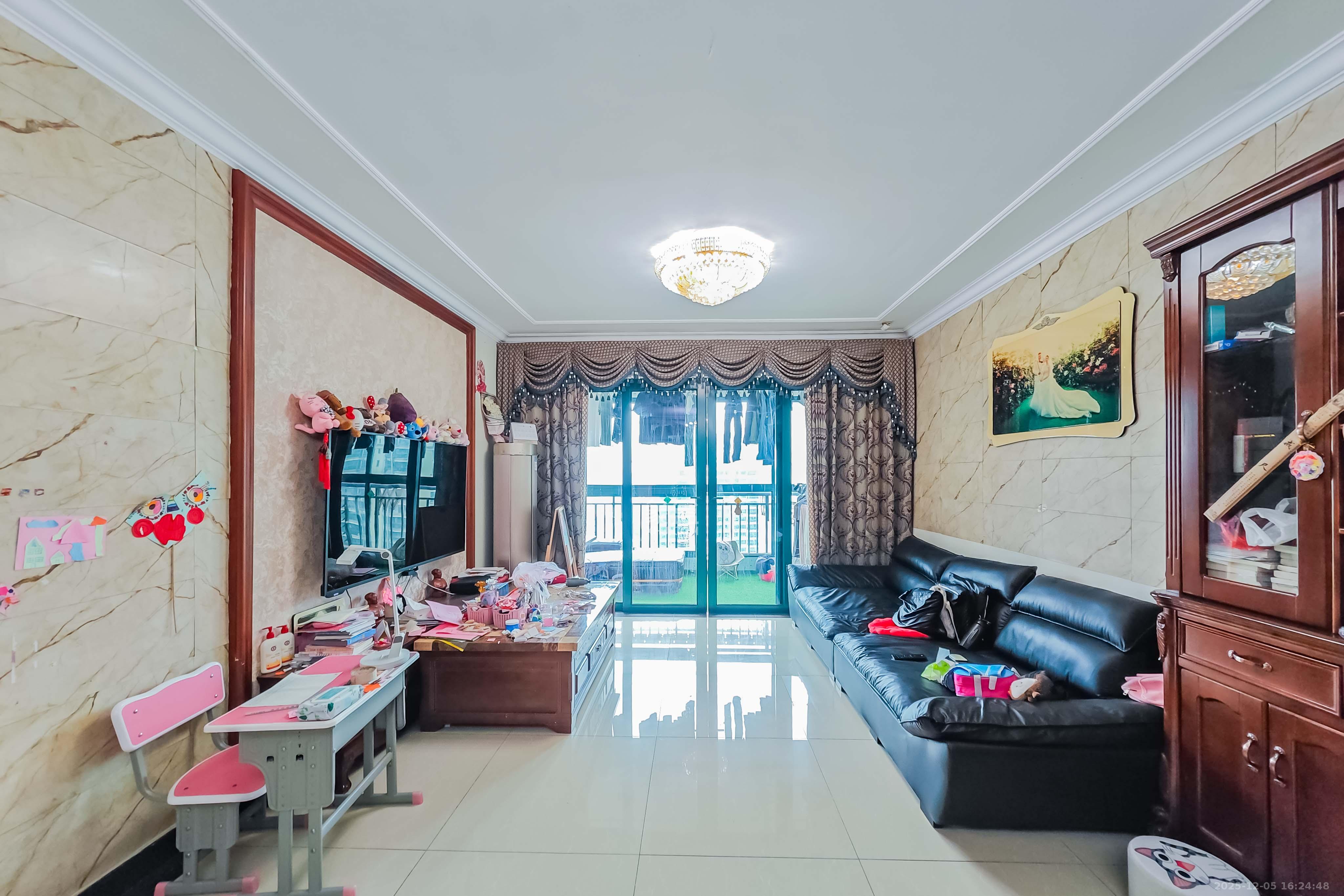 恒大绿洲  3室2厅2卫    120.0万客厅