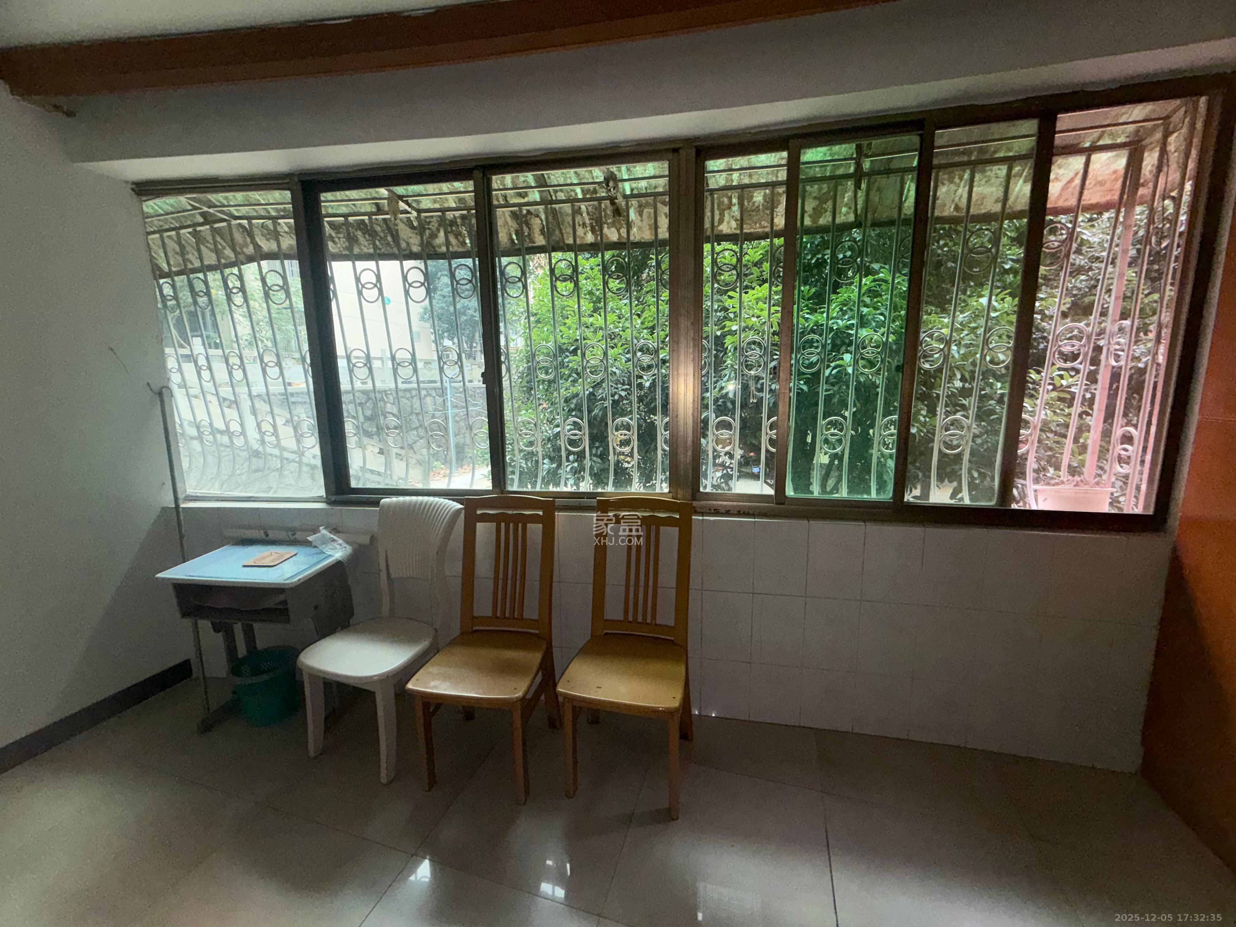 新华园 4室2厅1卫 2000.0元/月 新华园 4室2厅1卫 2000.0元/月室内图