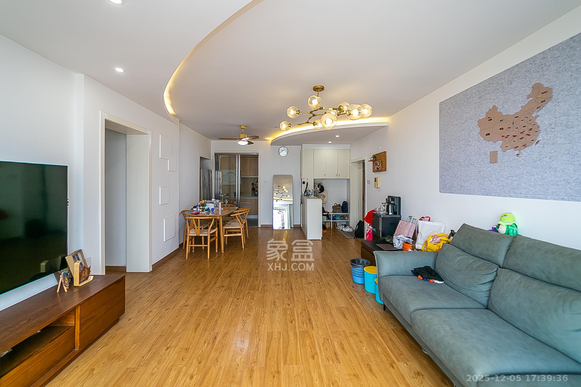 金碧文华 3室2厅2卫 93.0万 金碧文华 3室2厅2卫 93.0万客厅