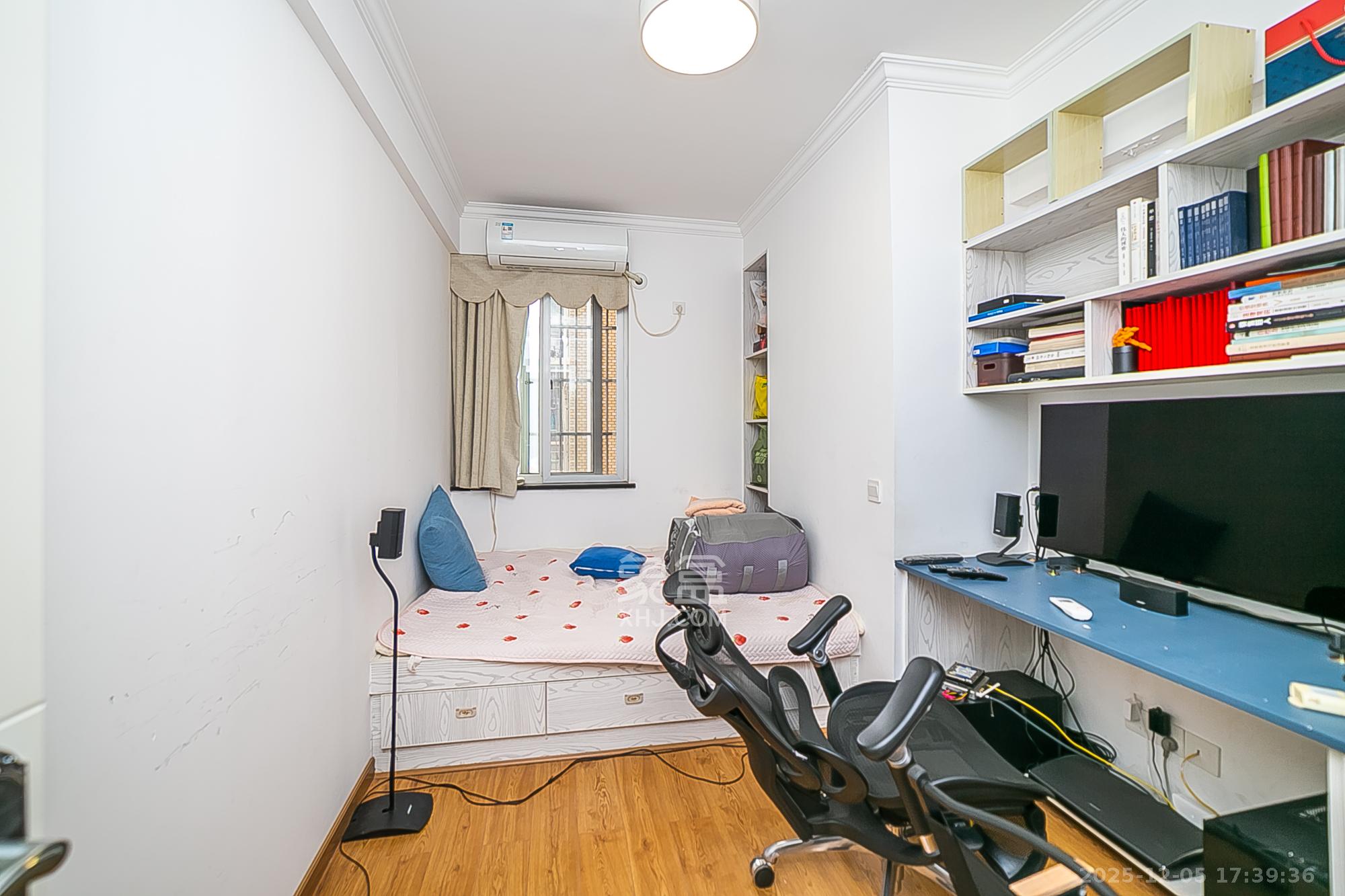 金碧文华 3室2厅2卫 93.0万 金碧文华 3室2厅2卫 93.0万卧室