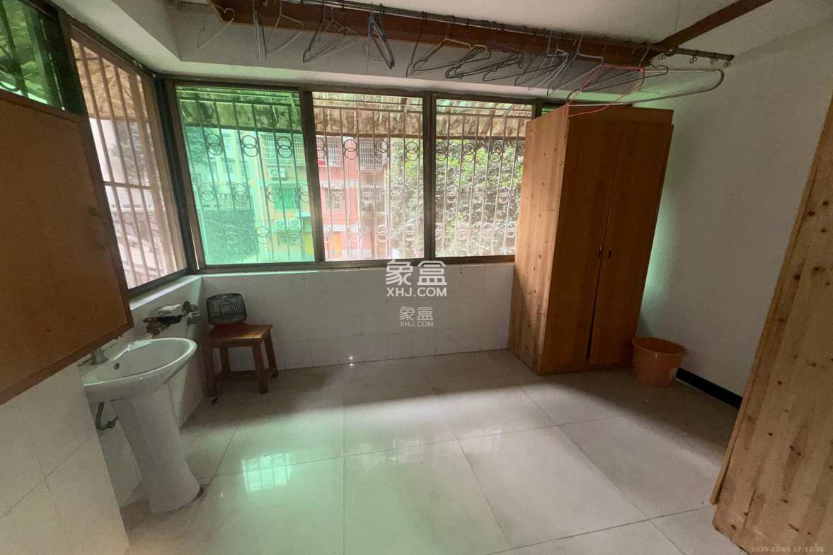 新华园 4室2厅1卫 2000.0元/月 新华园 4室2厅1卫 2000.0元/月室内图