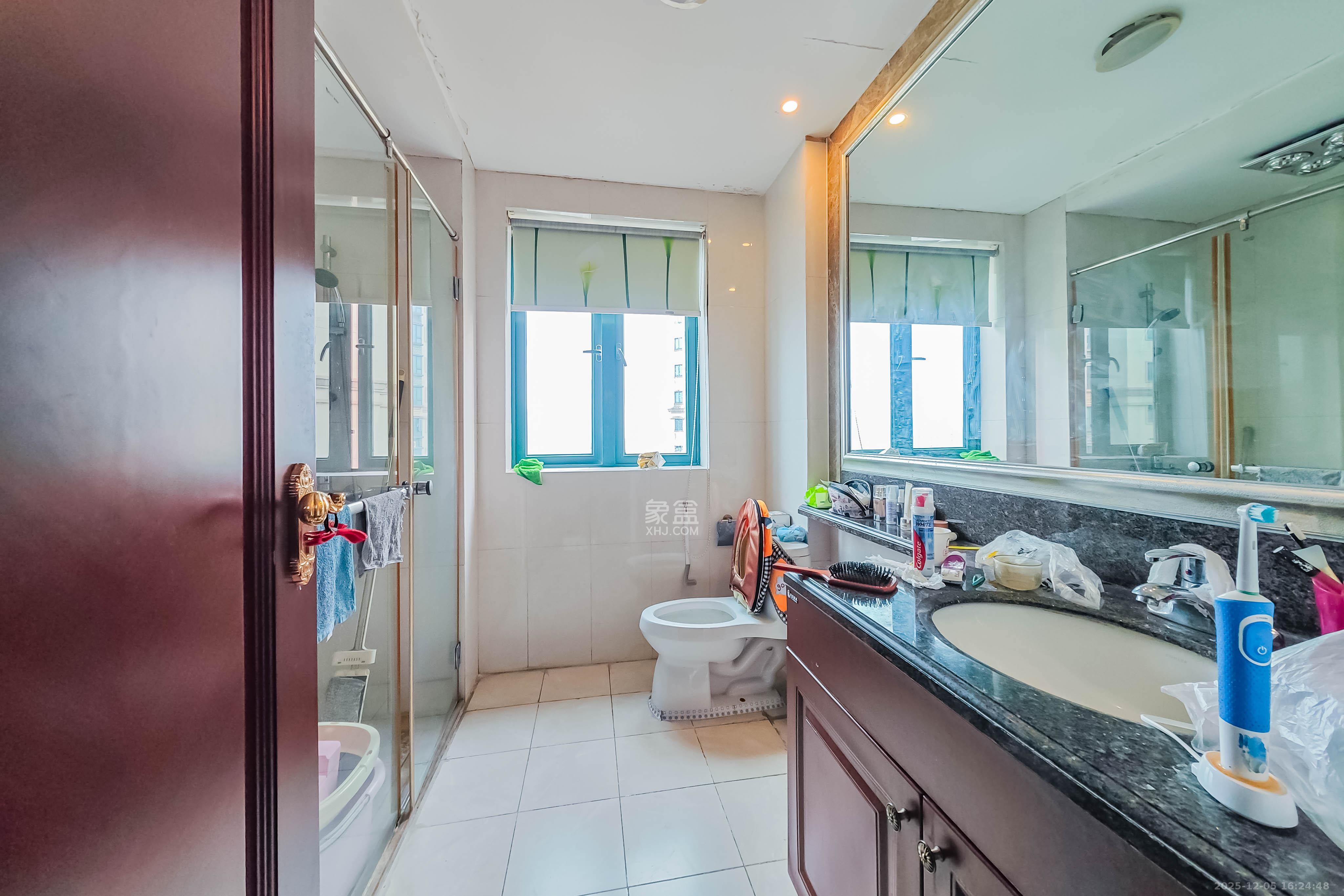 恒大绿洲  3室2厅2卫    120.0万卫生间