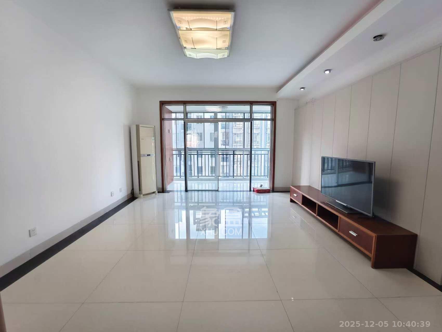 长房东郡  3室2厅2卫    2800.0元/月