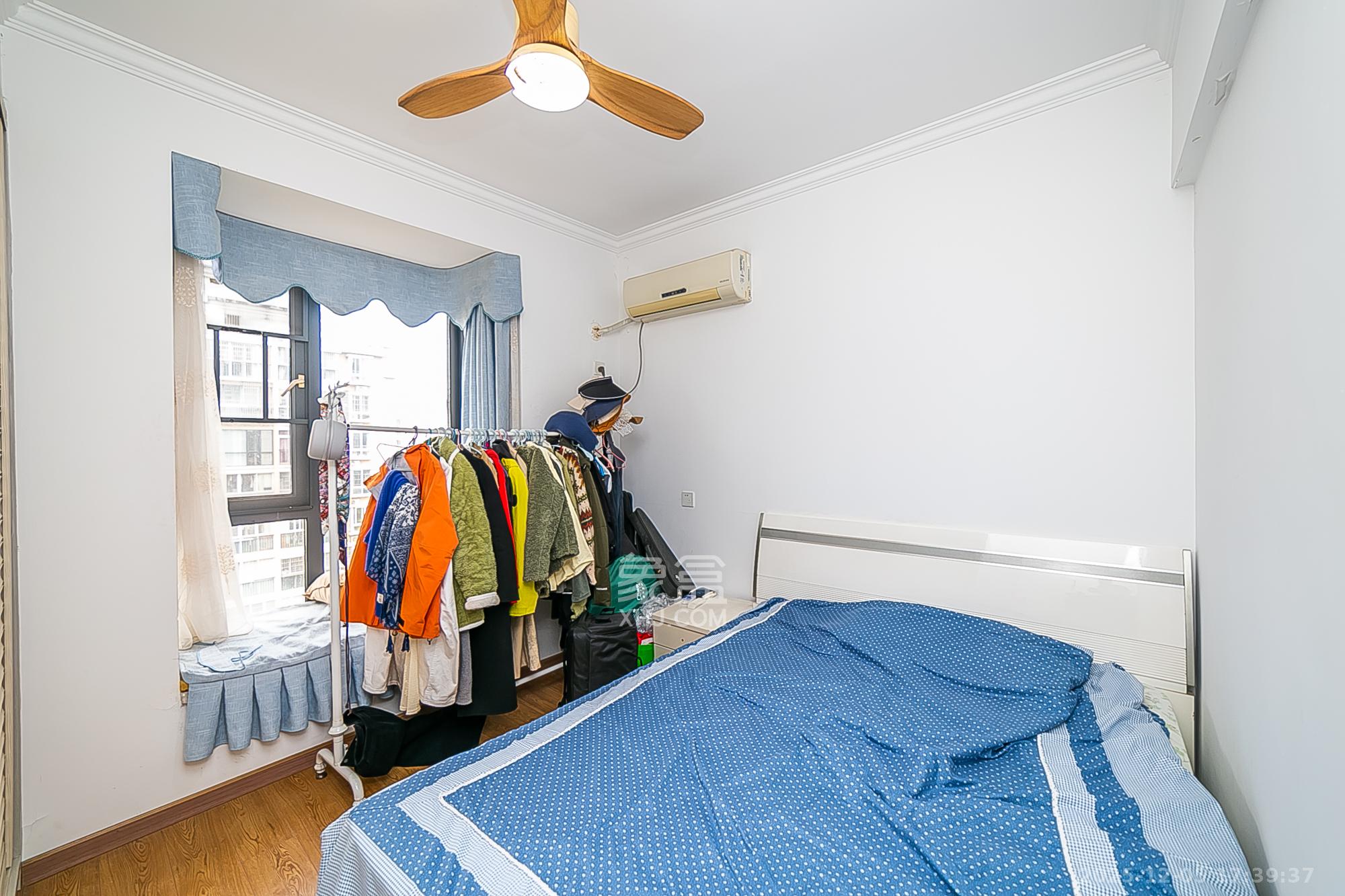 金碧文华 3室2厅2卫 93.0万 金碧文华 3室2厅2卫 93.0万卧室