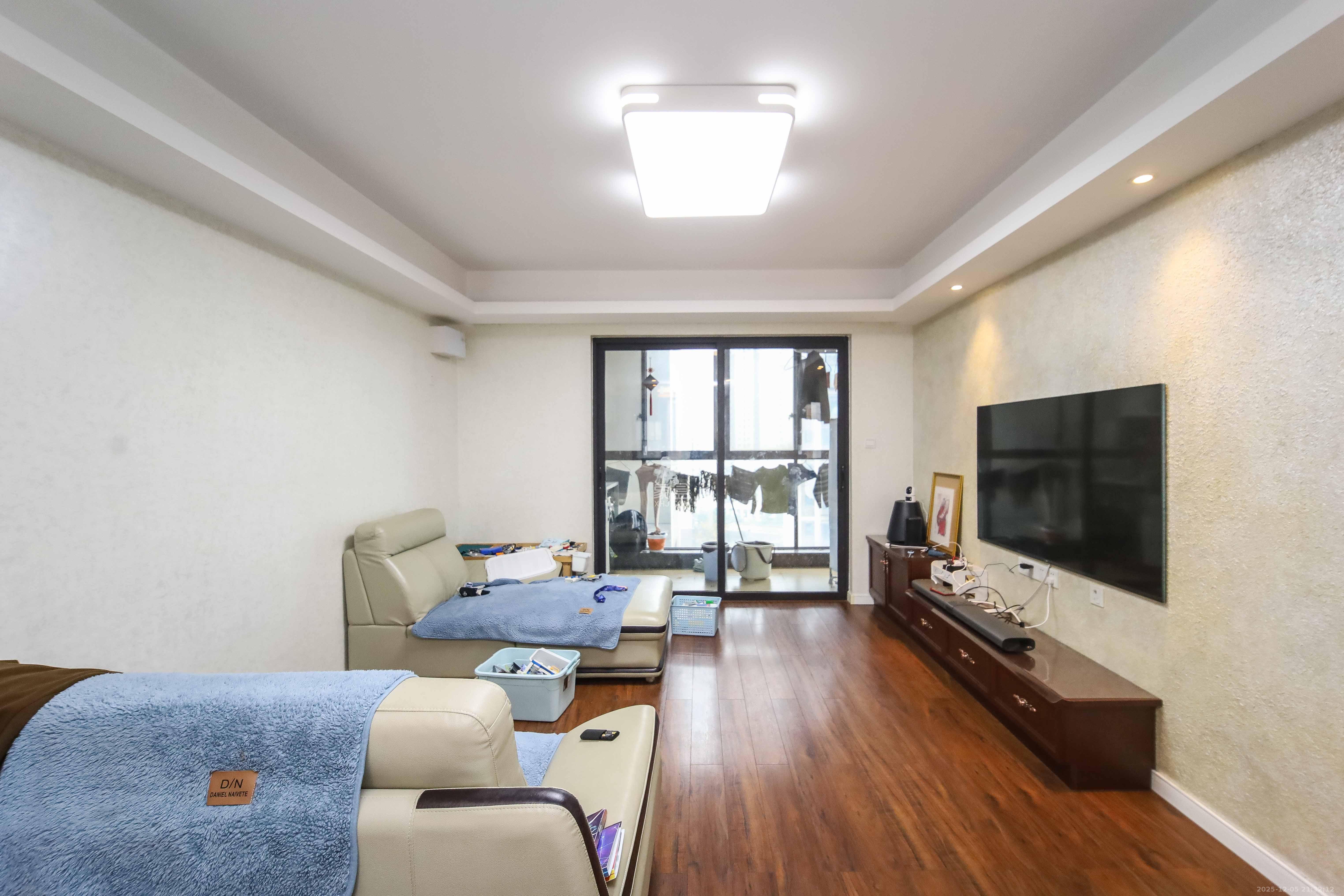 万科金域蓝湾  4室2厅2卫    240.0万