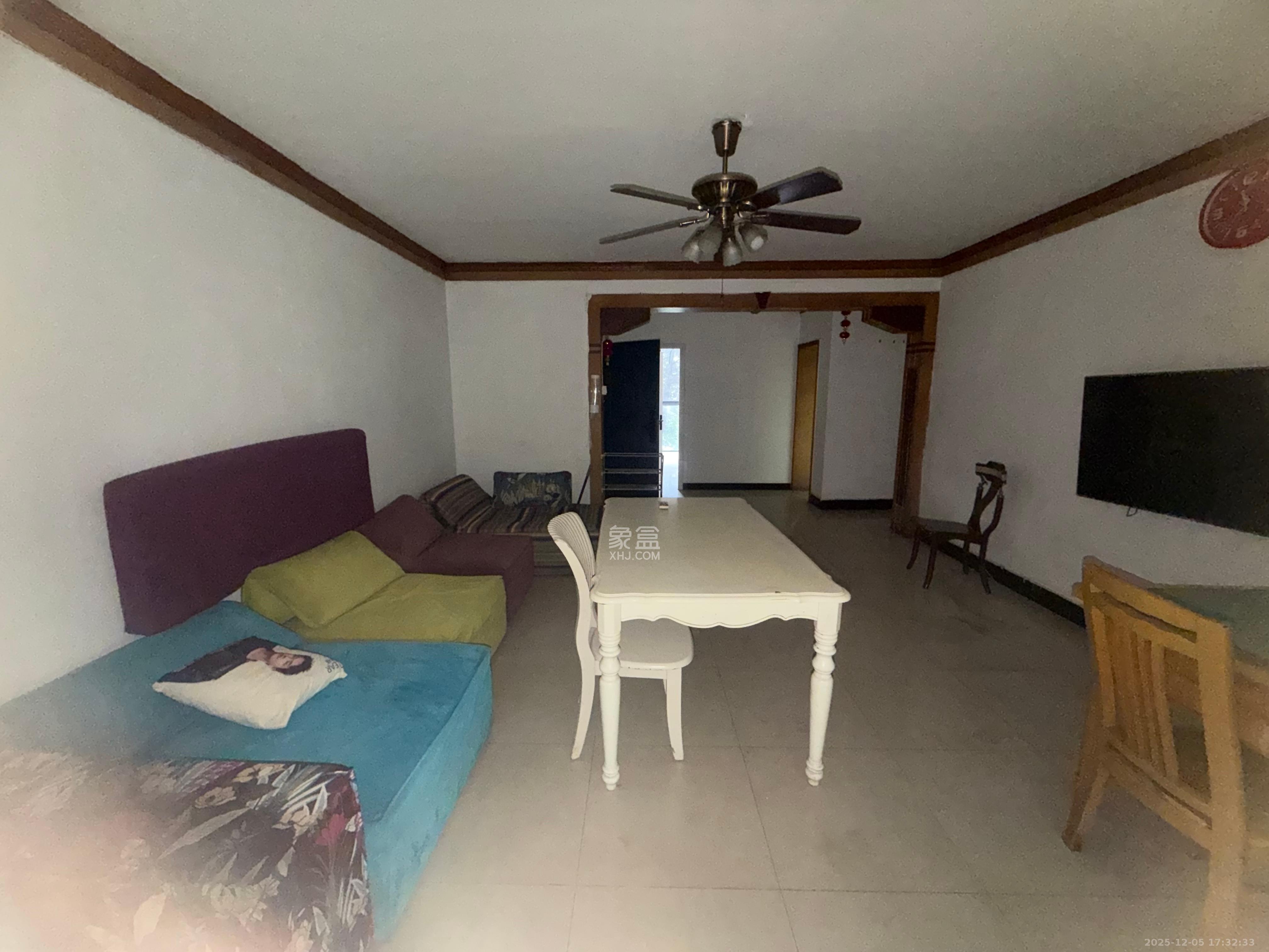 新华园  4室2厅1卫    2000.0元/月室内图