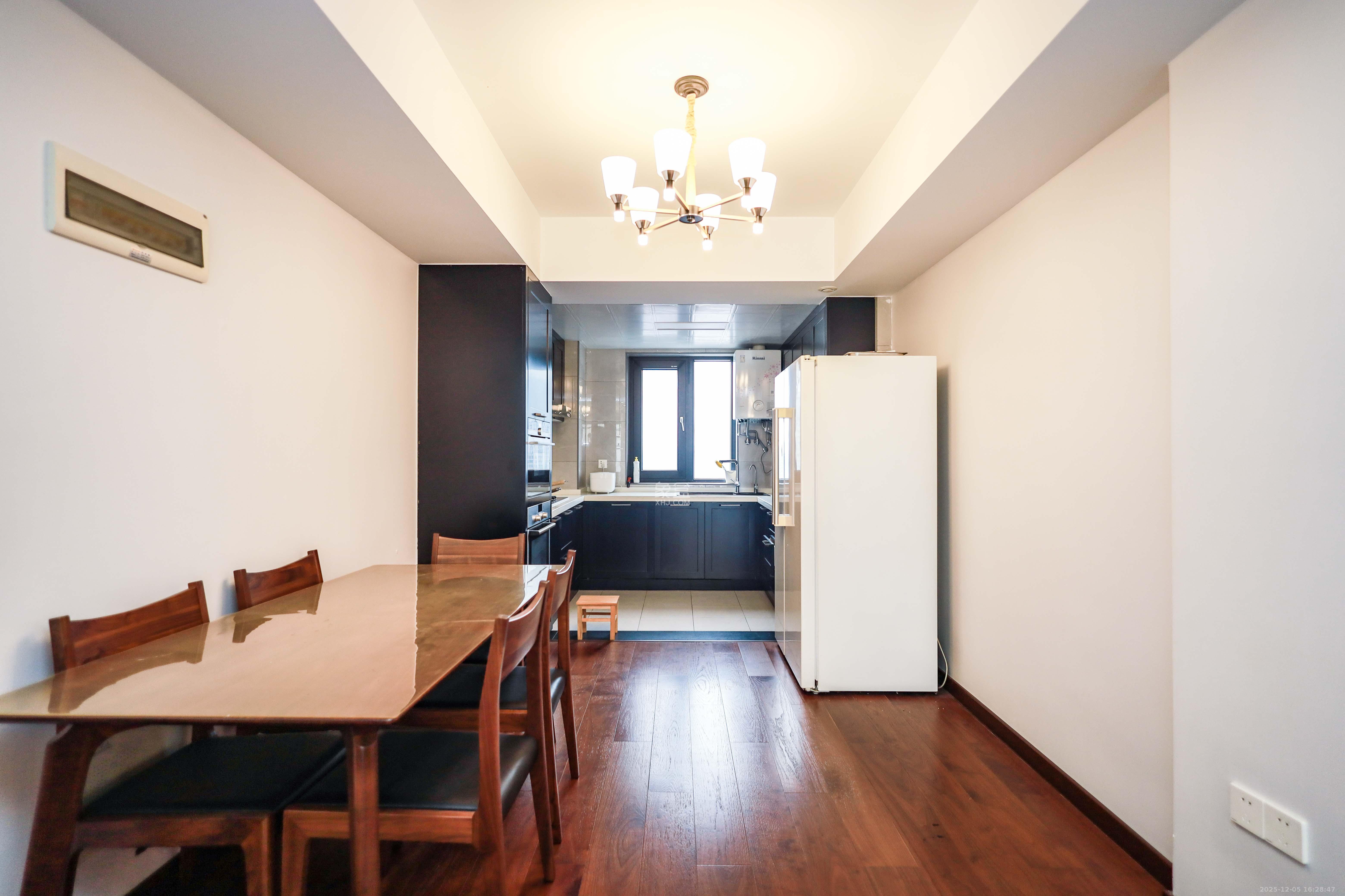 卓越蔚蓝海岸三期  4室2厅2卫    228.0万客厅