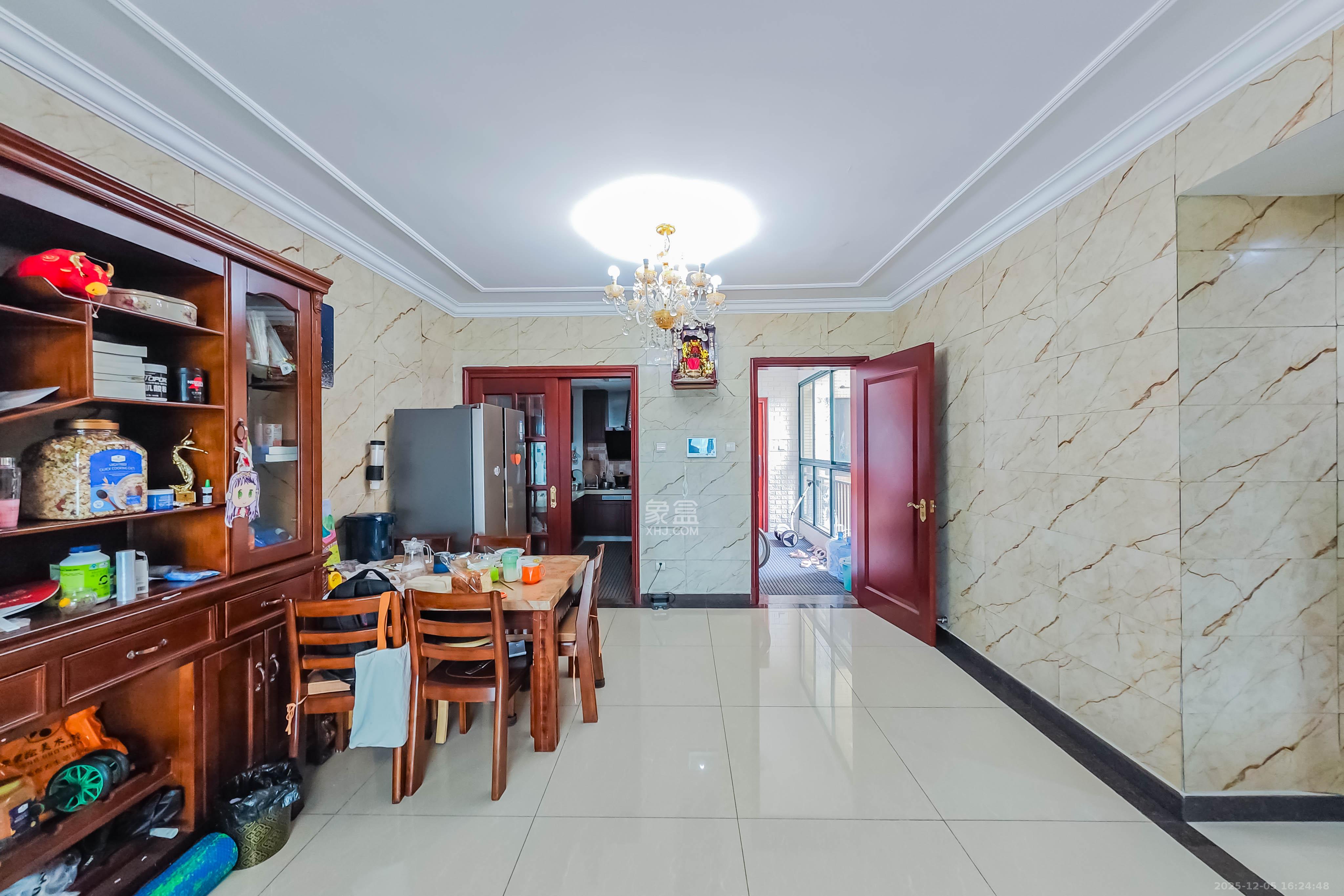 恒大绿洲  3室2厅2卫    120.0万客厅