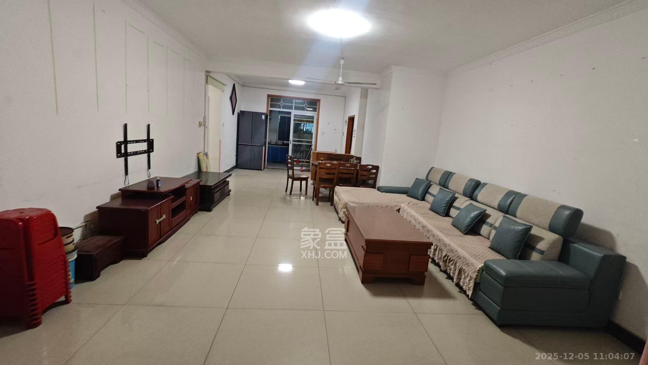 先锋新宇  4室2厅2卫    2000.0元/月