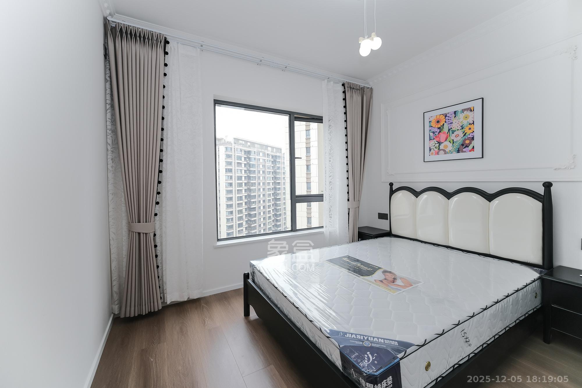 荣盛城  4室2厅2卫    104.0万卧室