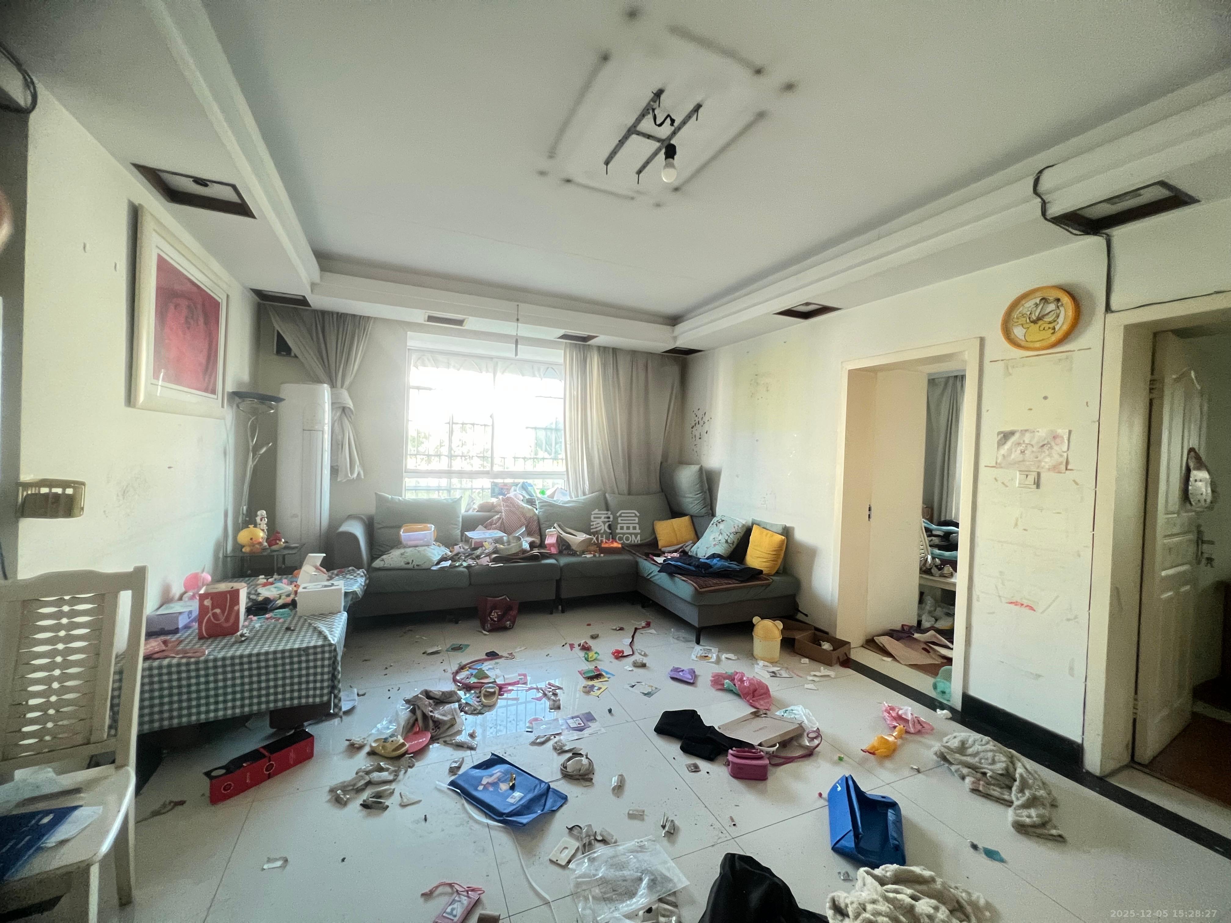 中南汽车世界  3室2厅2卫    1300.0元/月