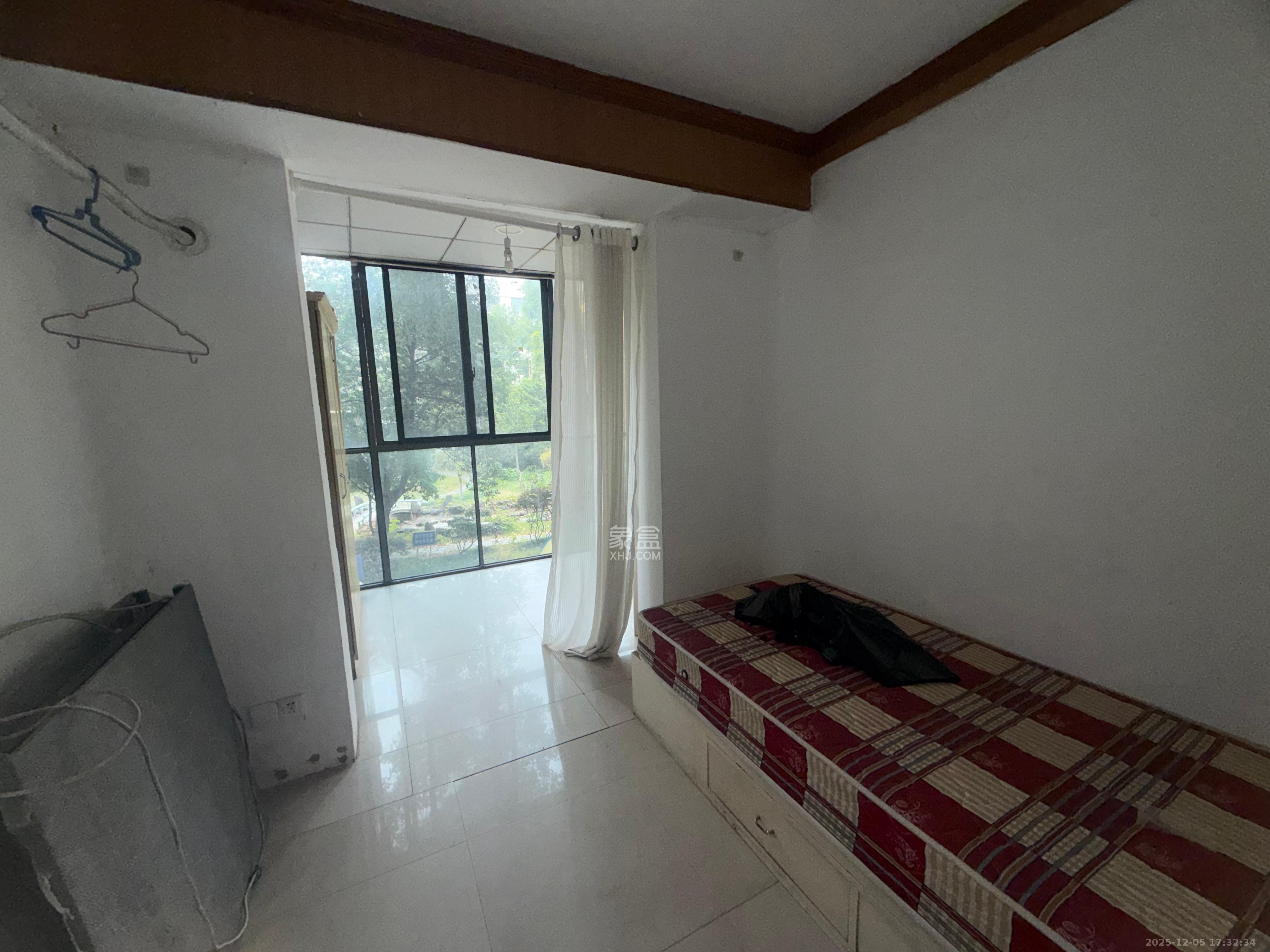 新华园  4室2厅1卫    2000.0元/月室内图