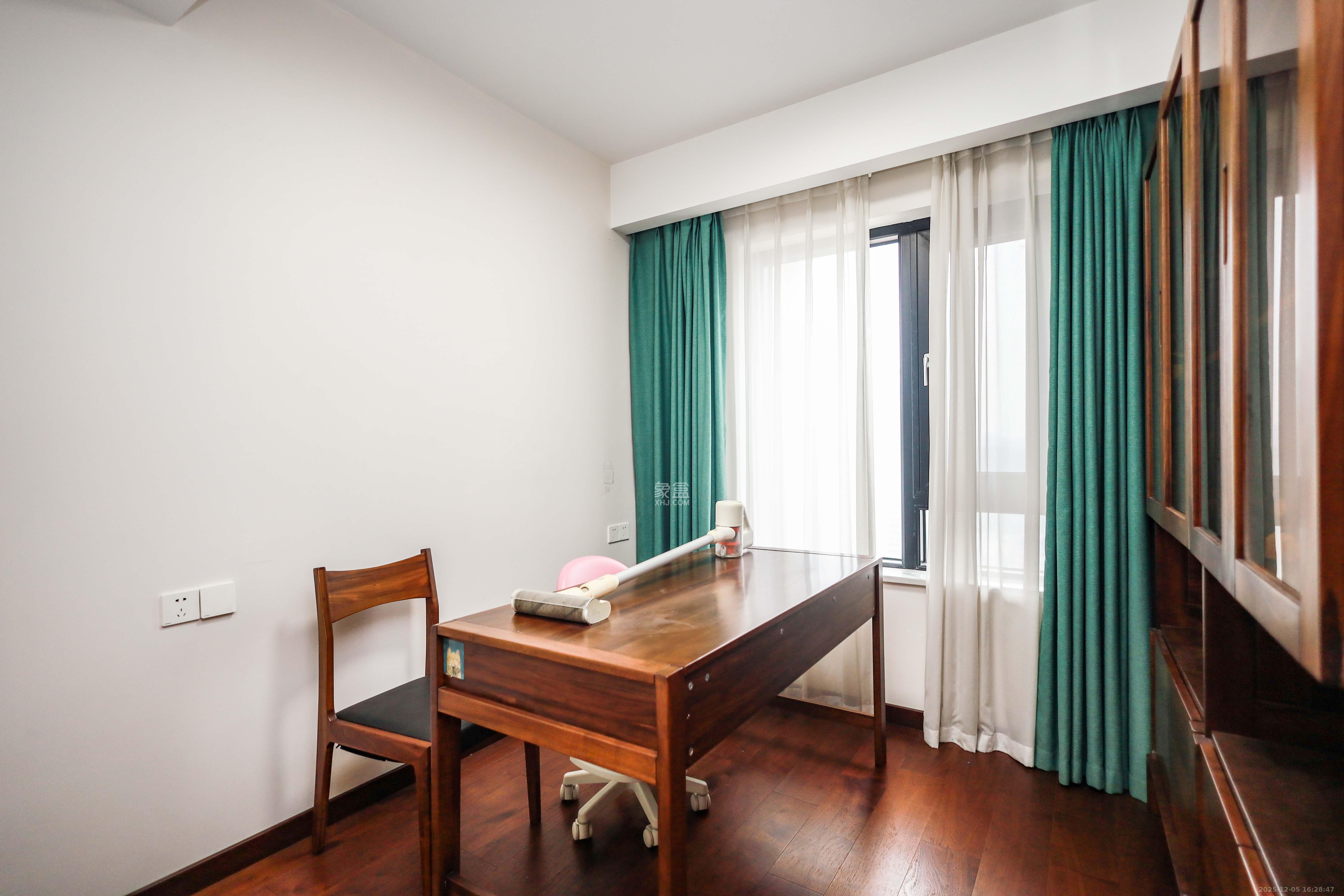 卓越蔚蓝海岸三期  4室2厅2卫    228.0万卧室