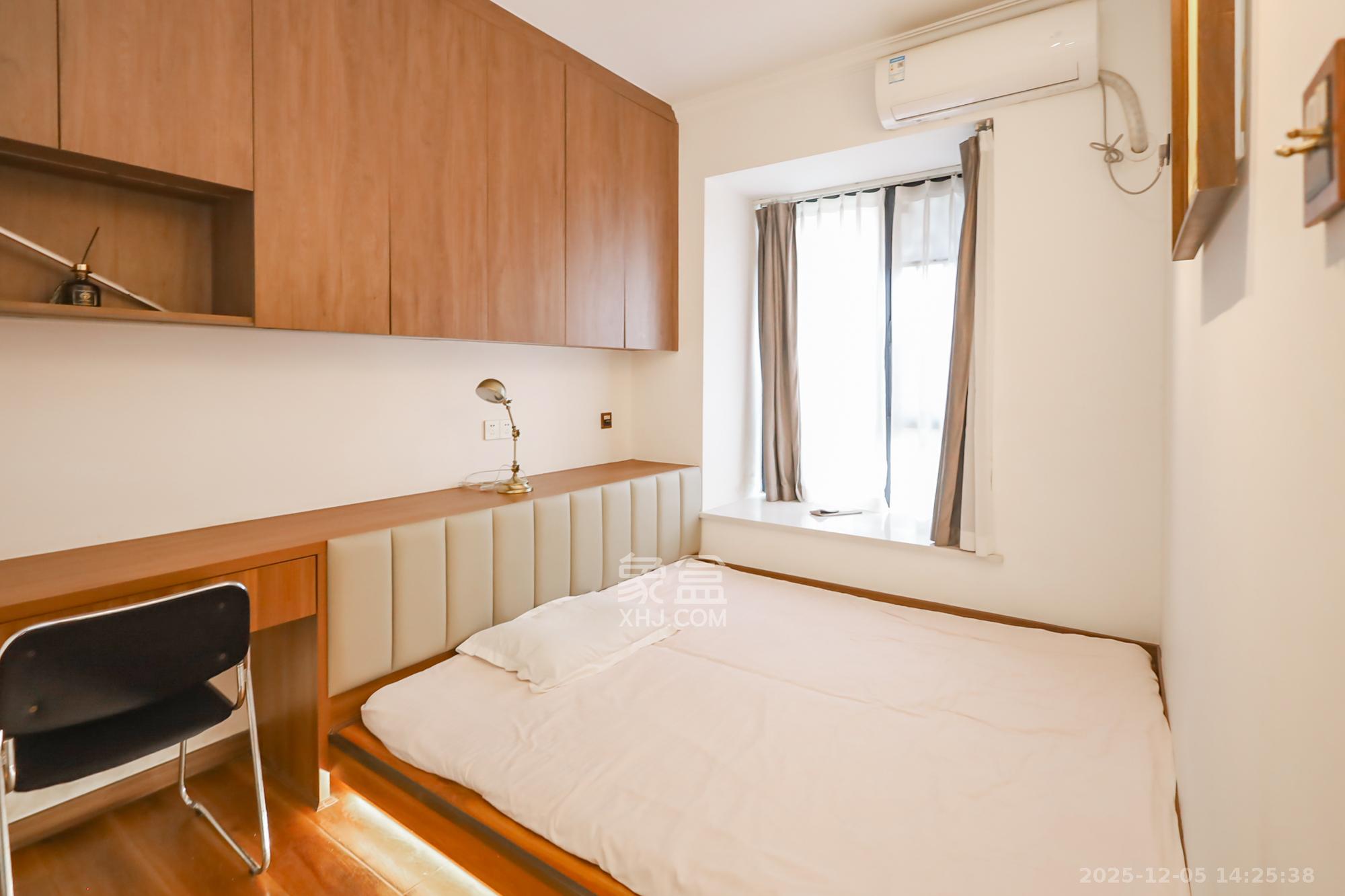 江岸景苑  2室2厅1卫    120.0万卧室