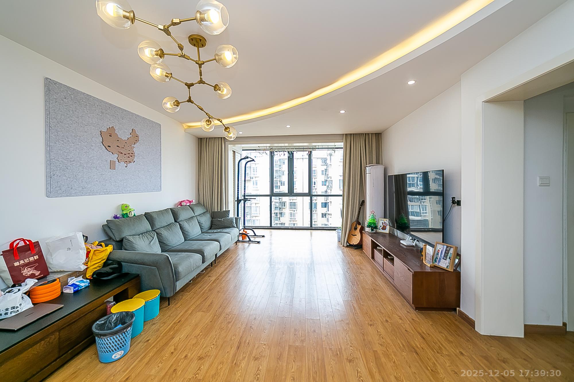 金碧文华 3室2厅2卫 93.0万 金碧文华 3室2厅2卫 93.0万客厅