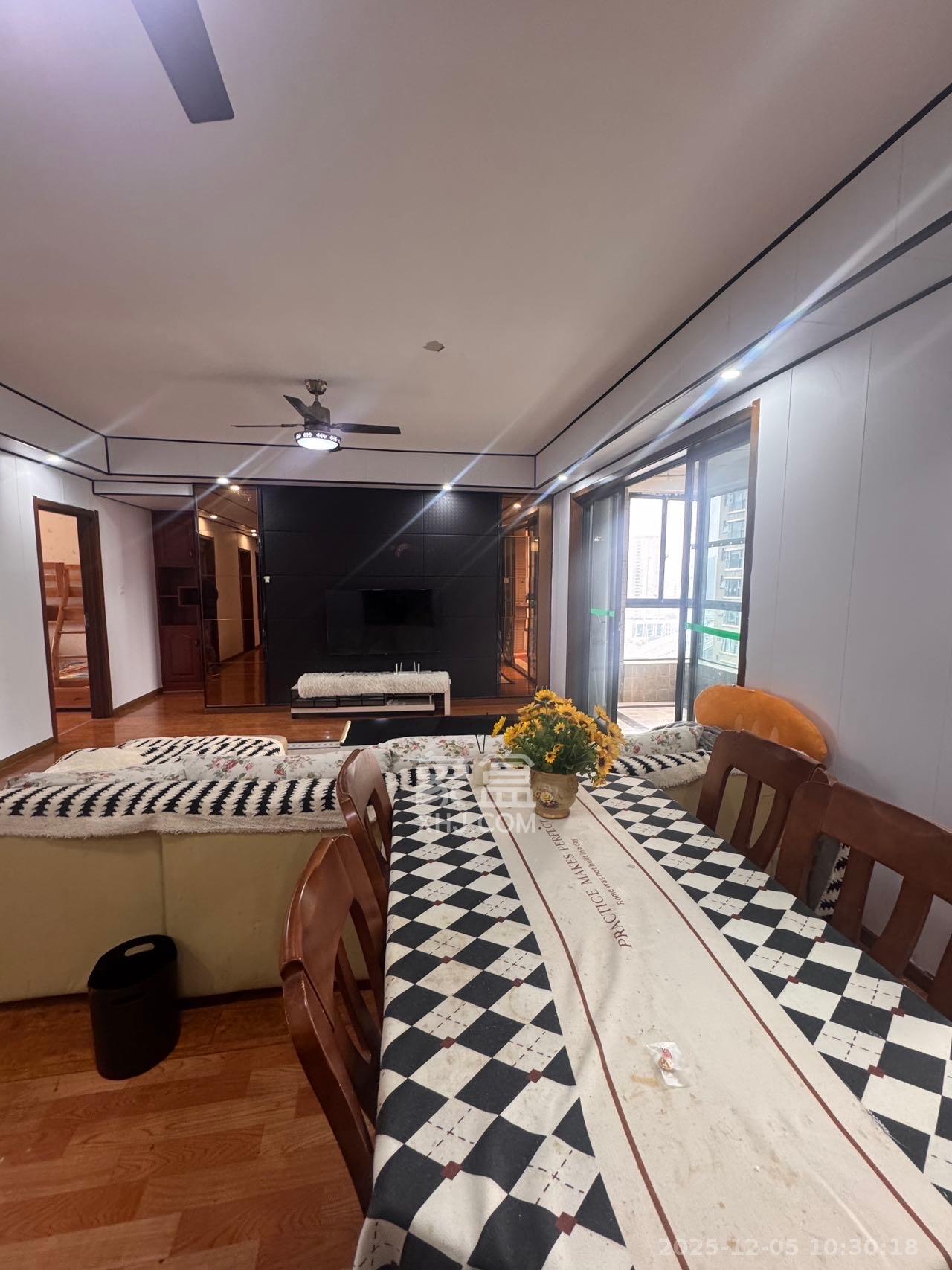 藏珑湖上国际花园  4室2厅2卫    3500.0元/月