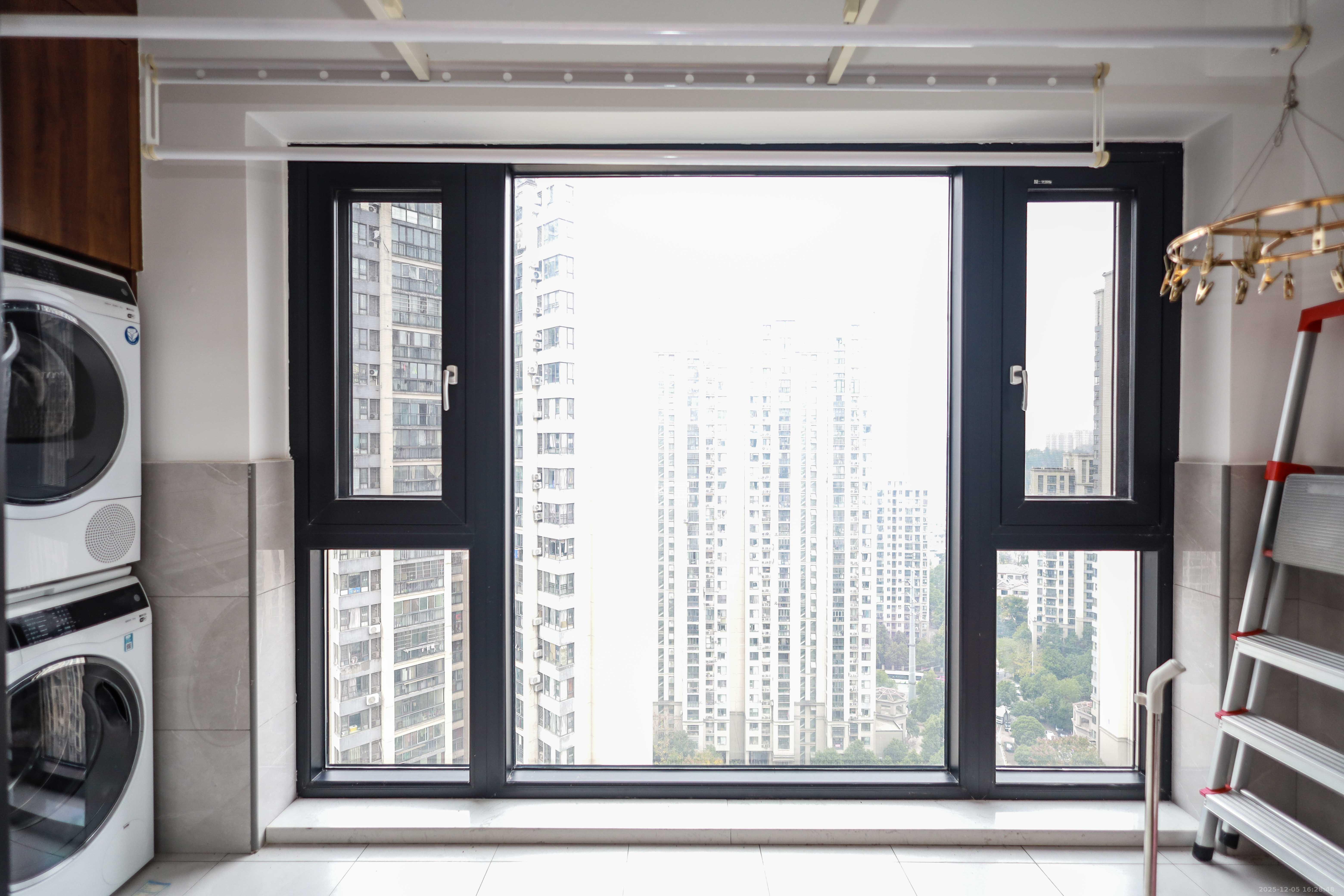 卓越蔚蓝海岸三期  4室2厅2卫    228.0万阳台