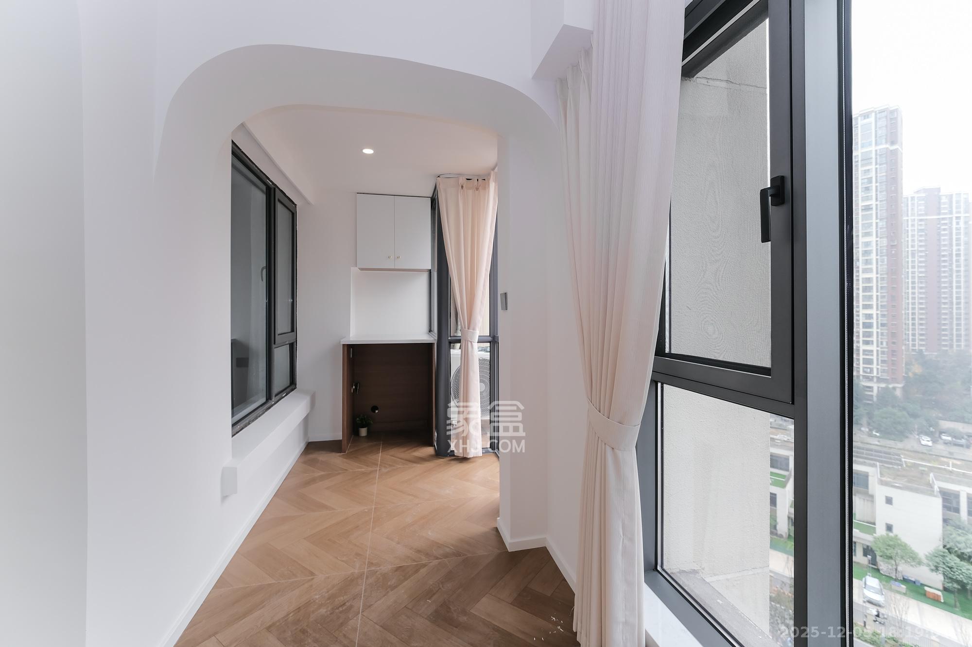 荣盛城 4室2厅2卫 104.0万 荣盛城 4室2厅2卫 104.0万阳台