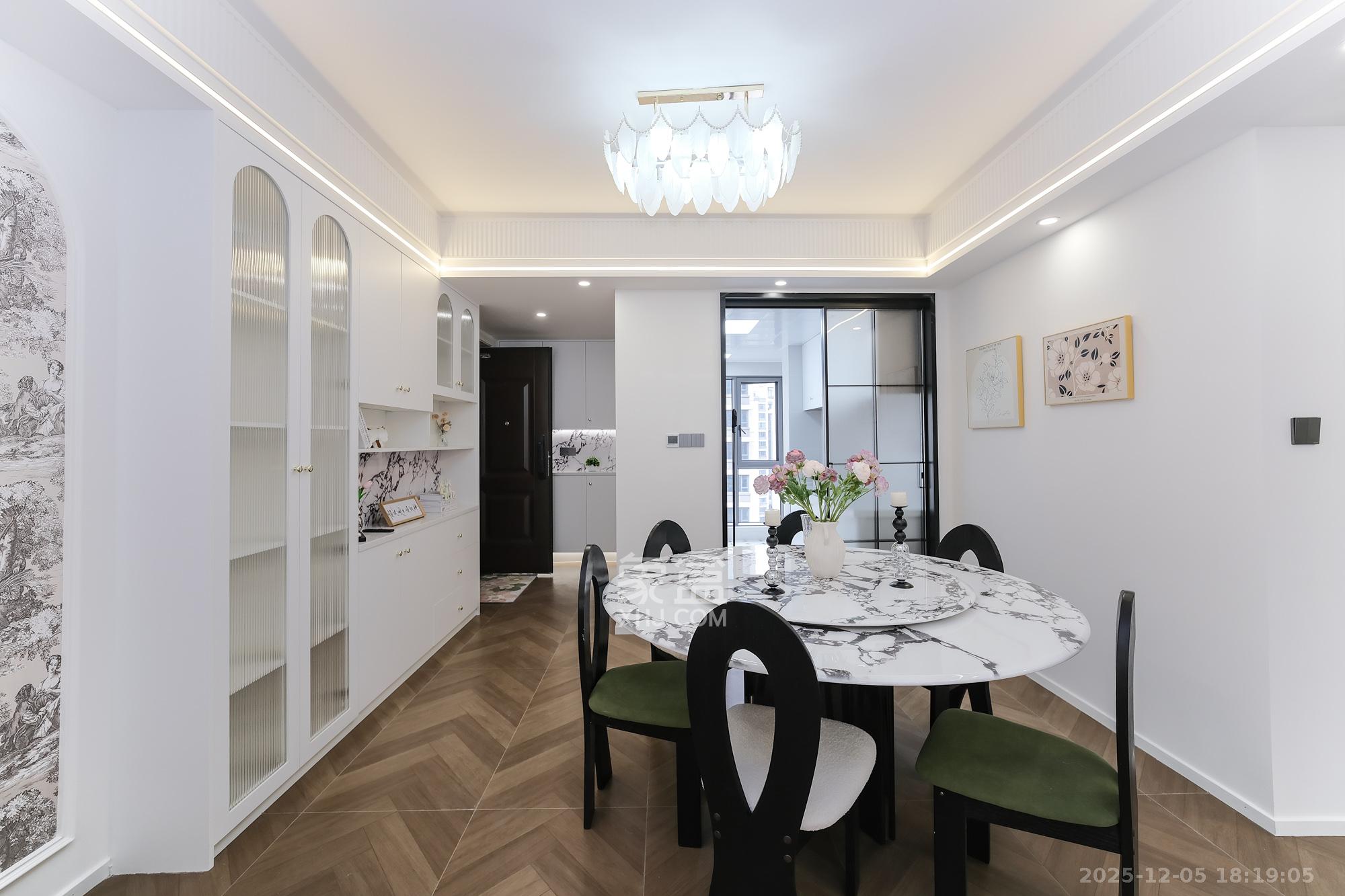 荣盛城 4室2厅2卫 104.0万 荣盛城 4室2厅2卫 104.0万客厅