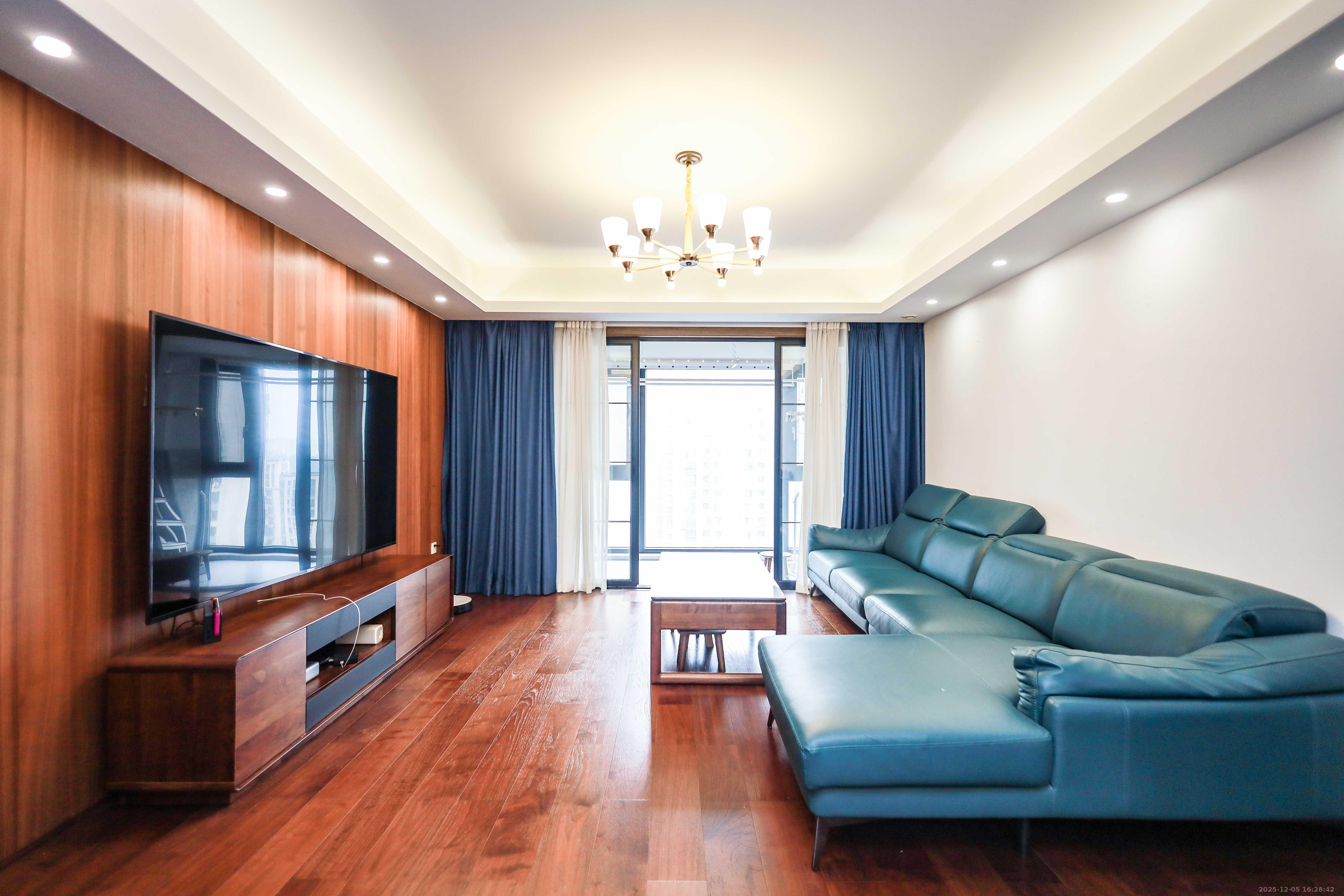 卓越蔚蓝海岸三期 4室2厅2卫 228.0万 卓越蔚蓝海岸三期 4室2厅2卫 228.0万客厅