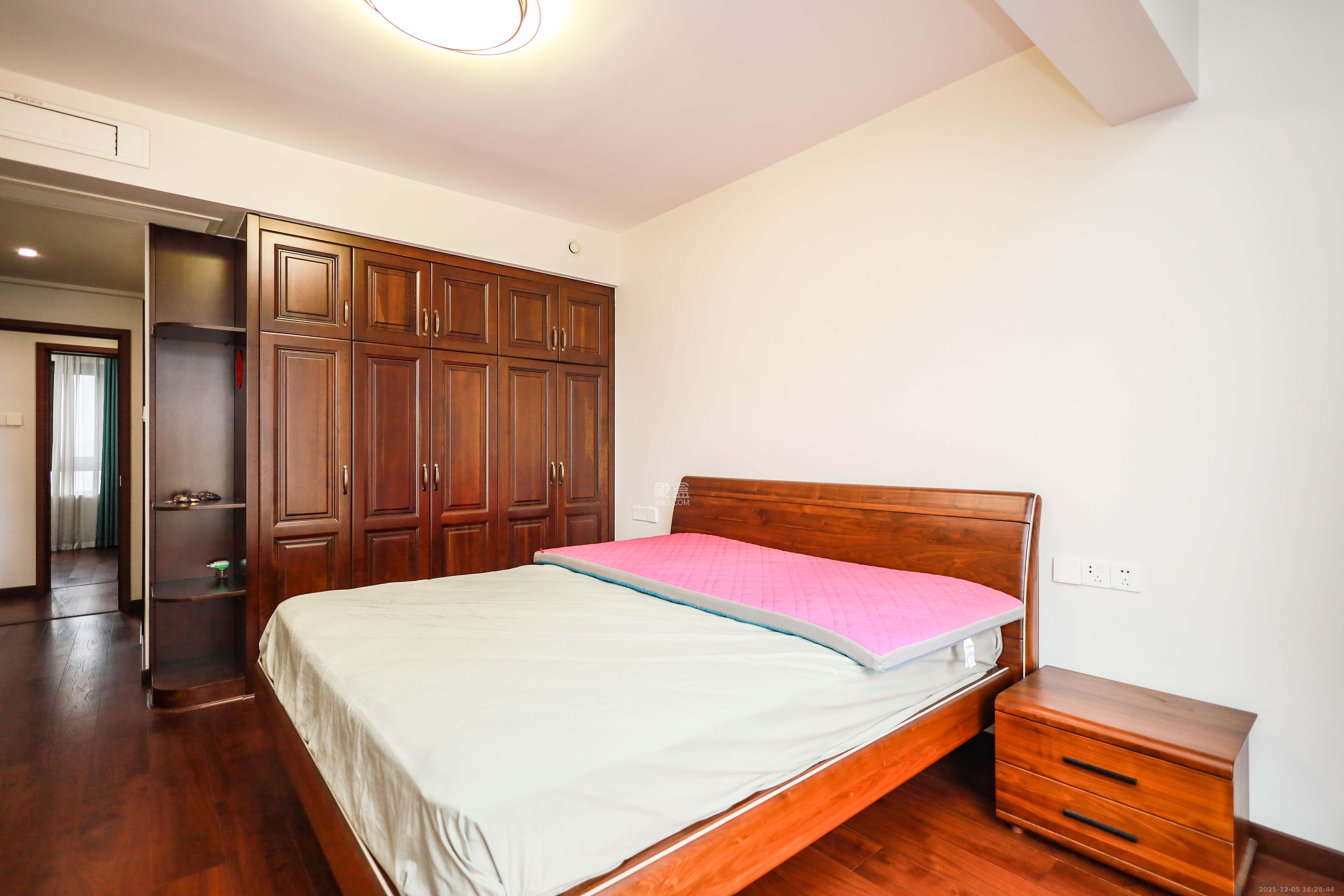 卓越蔚蓝海岸三期 4室2厅2卫 228.0万 卓越蔚蓝海岸三期 4室2厅2卫 228.0万卧室