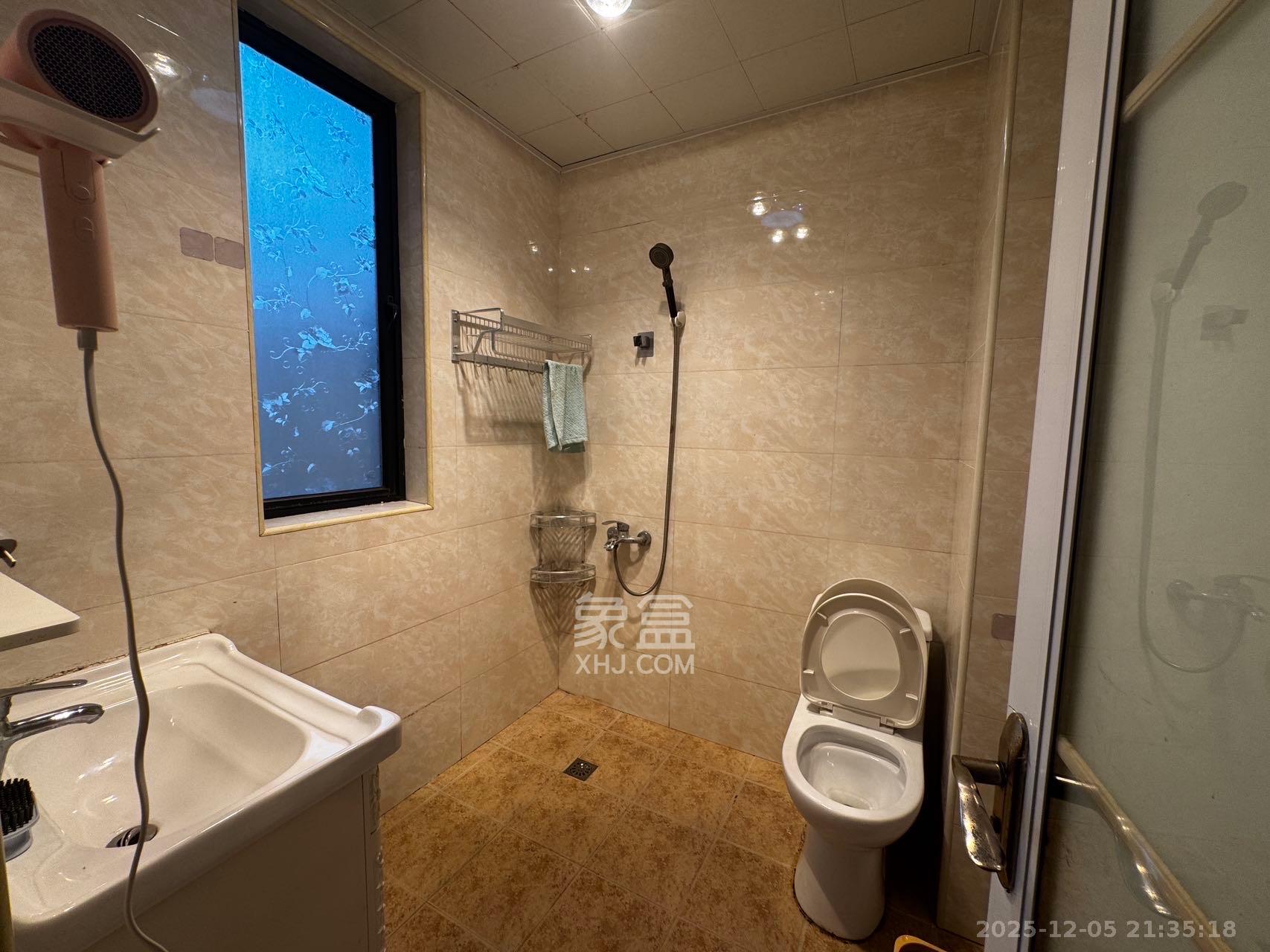 翡翠云天  3室2厅2卫    1800.0元/月室内图