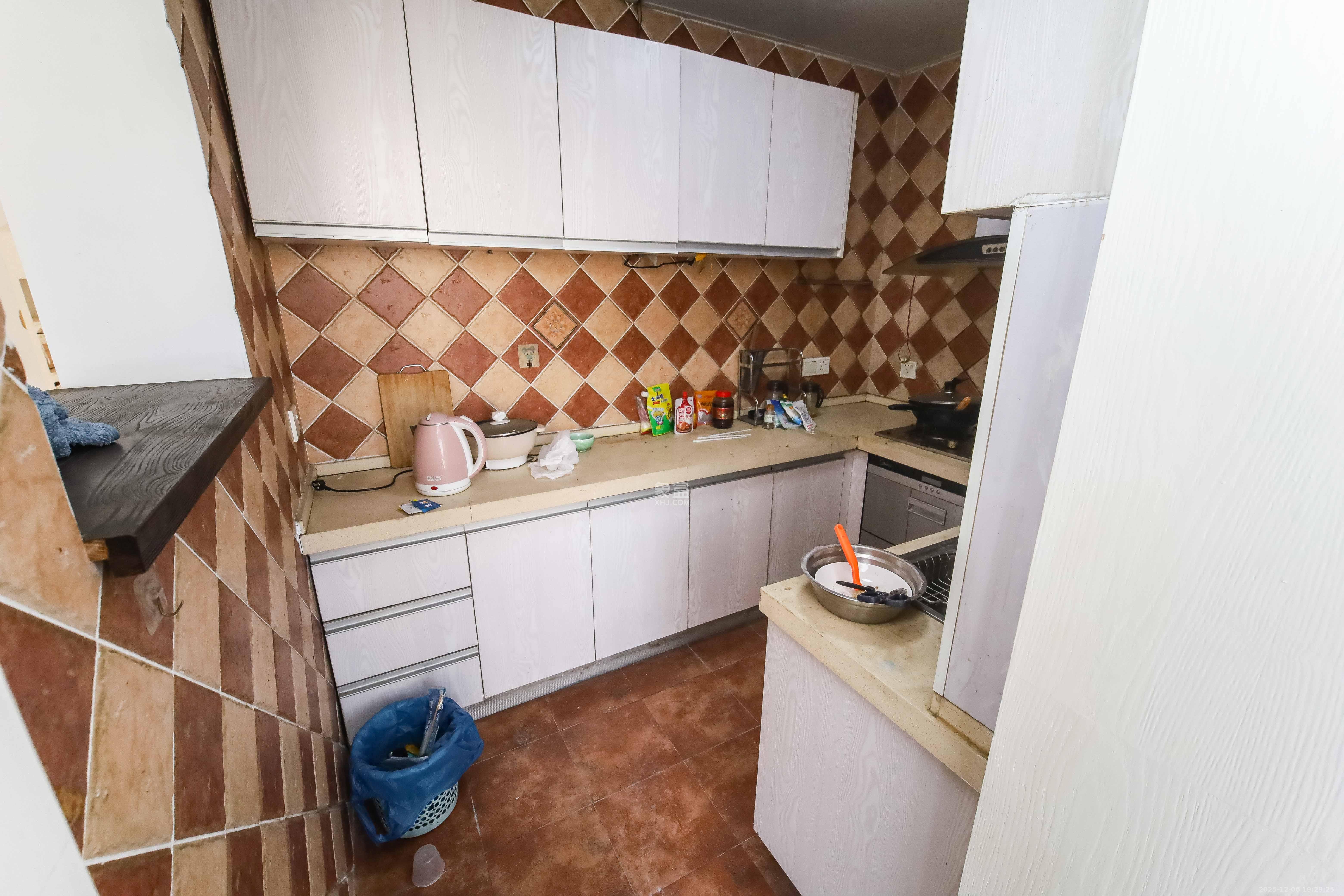 东方新城 5室2厅4卫 89.9万 东方新城 5室2厅4卫 89.9万厨房