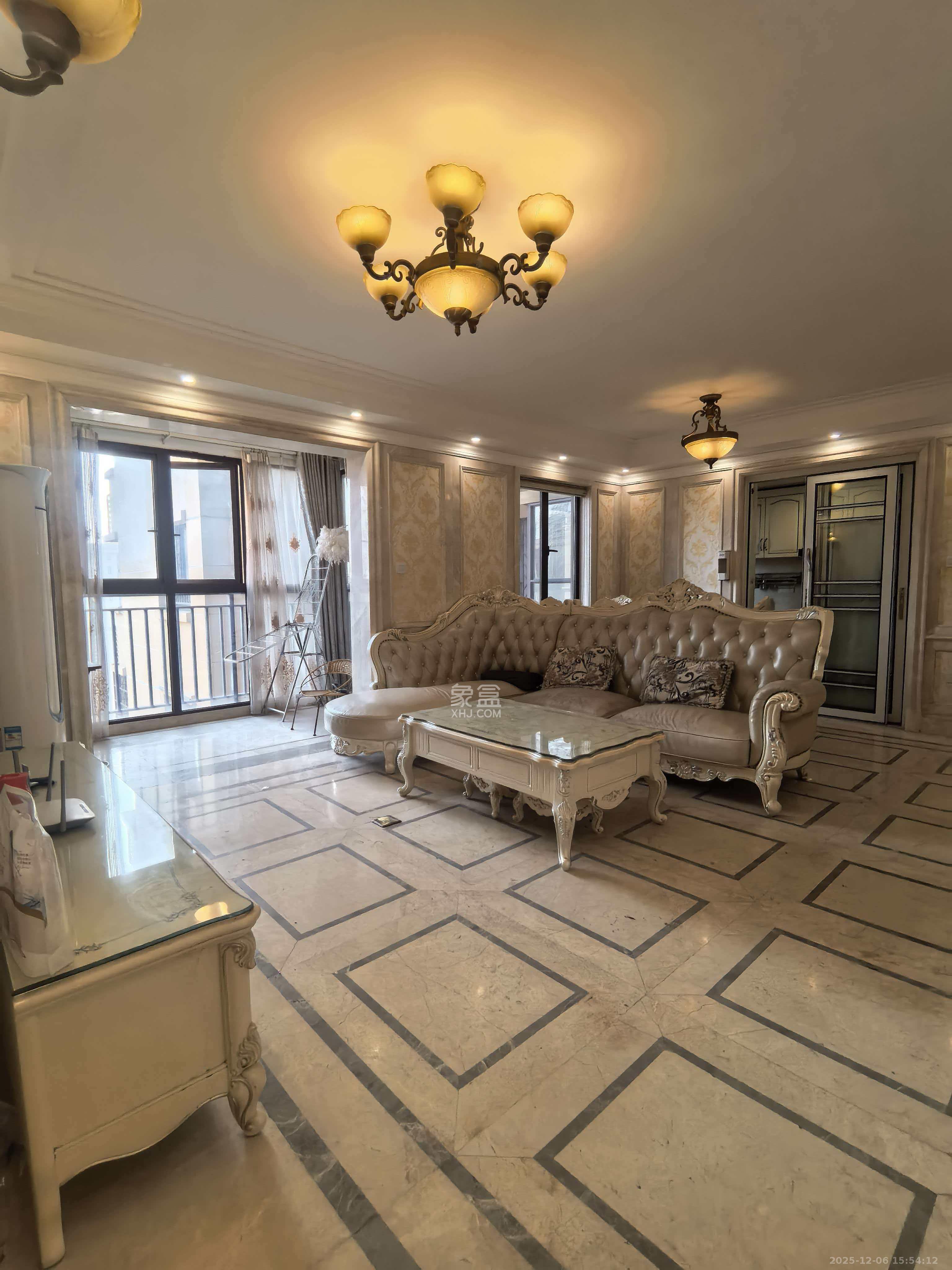 华润置地广场一期  3室2厅2卫    2400.0元/月