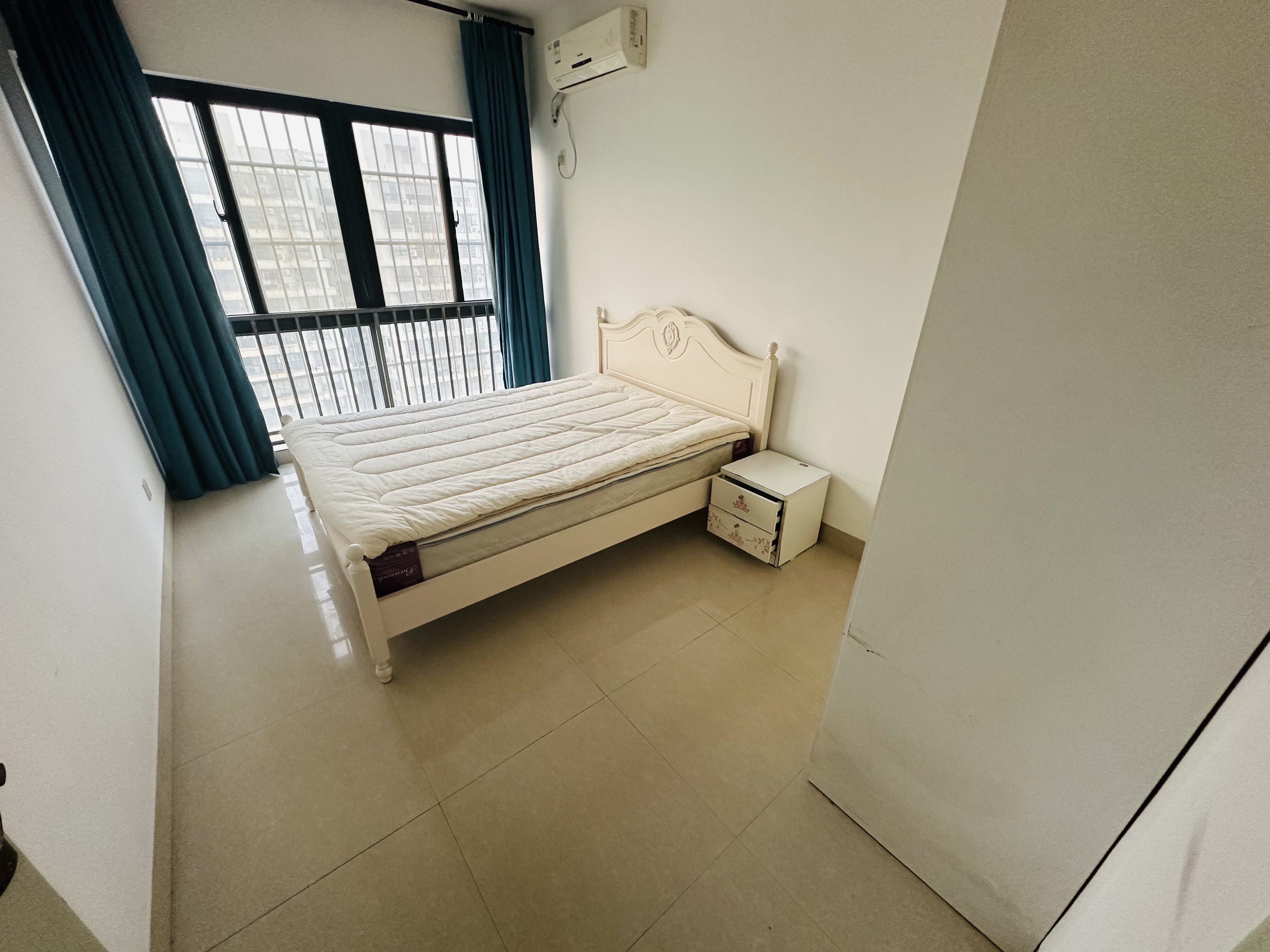 椰岛广场 1室1厅1卫 2400.0元/月 椰岛广场 1室1厅1卫 2400.0元/月室内图