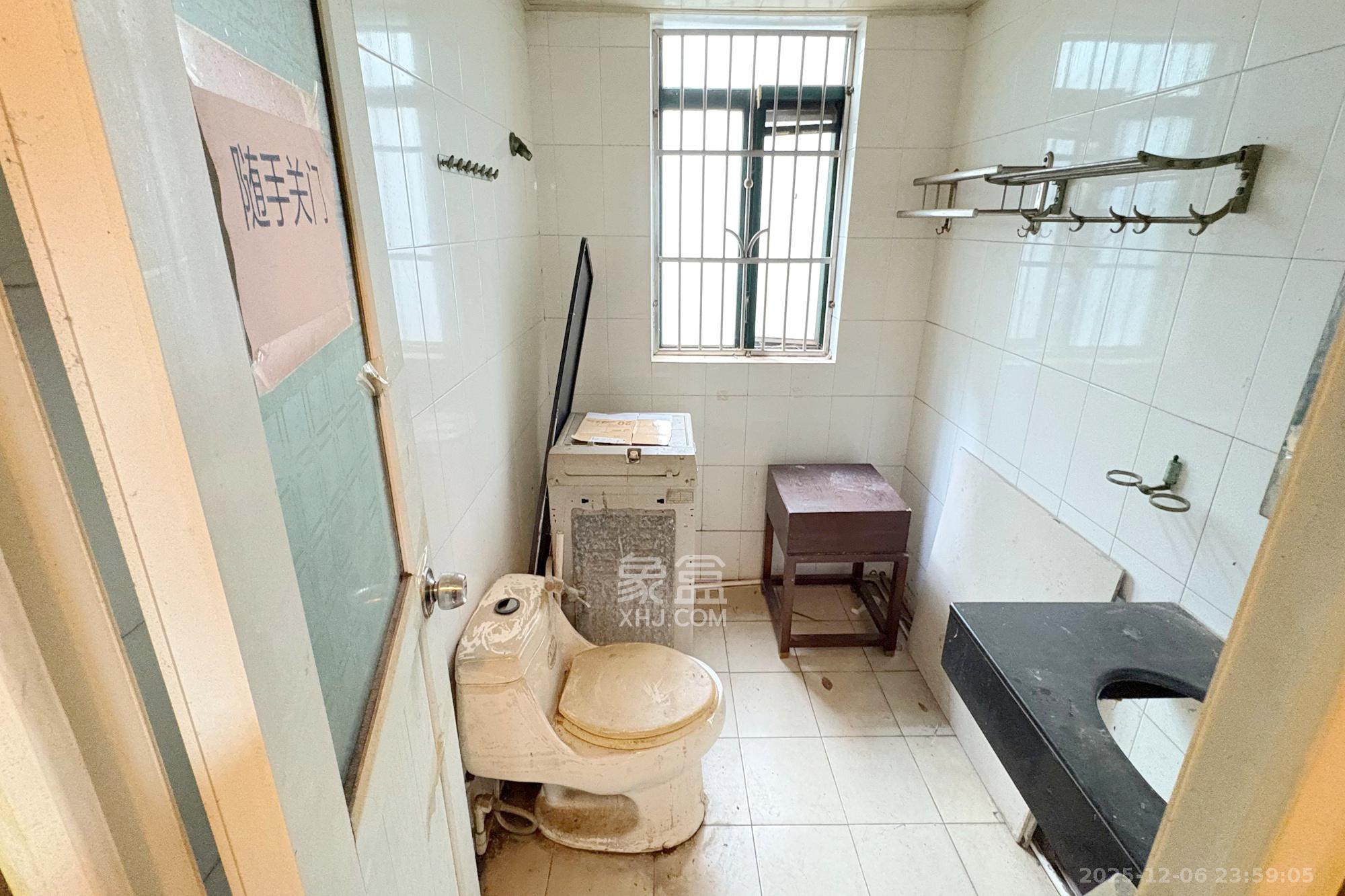 王府花园 3室2厅1卫 95.0万 王府花园 3室2厅1卫 95.0万卫生间